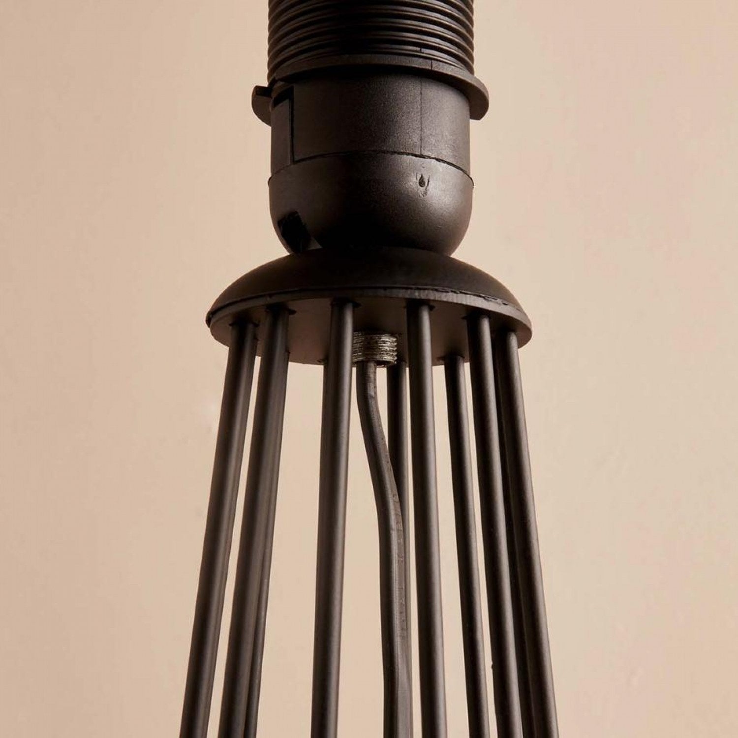 Candeeiro de Pé – 144 cm – Preto – Metal