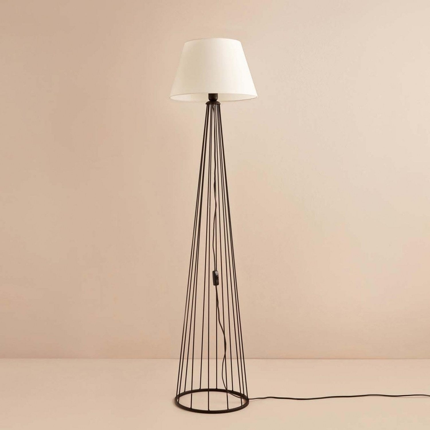 Candeeiro de Pé – 144 cm – Branco e Preto – Metal