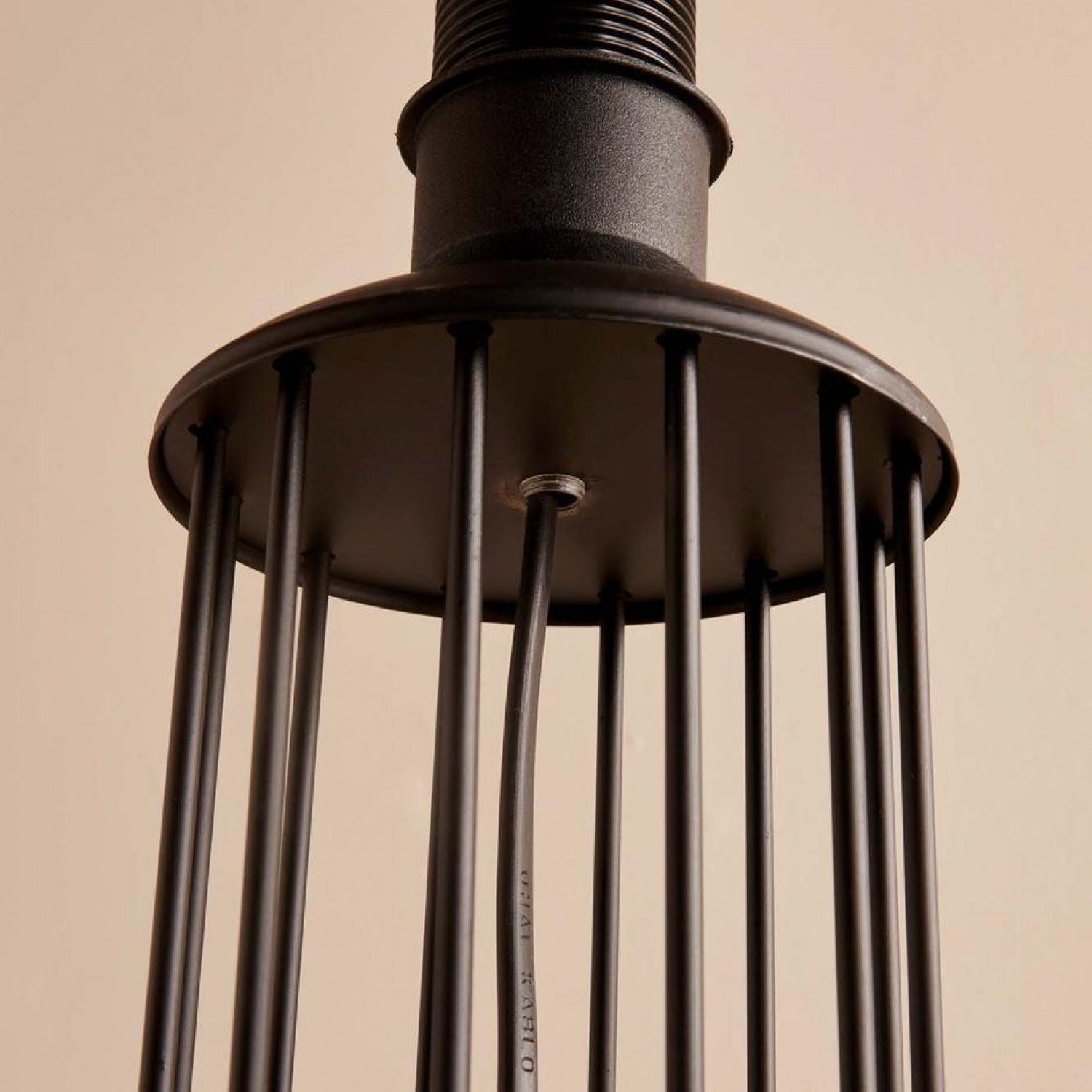 Candeeiro de Pé – 144 cm – Branco e Preto – Metal