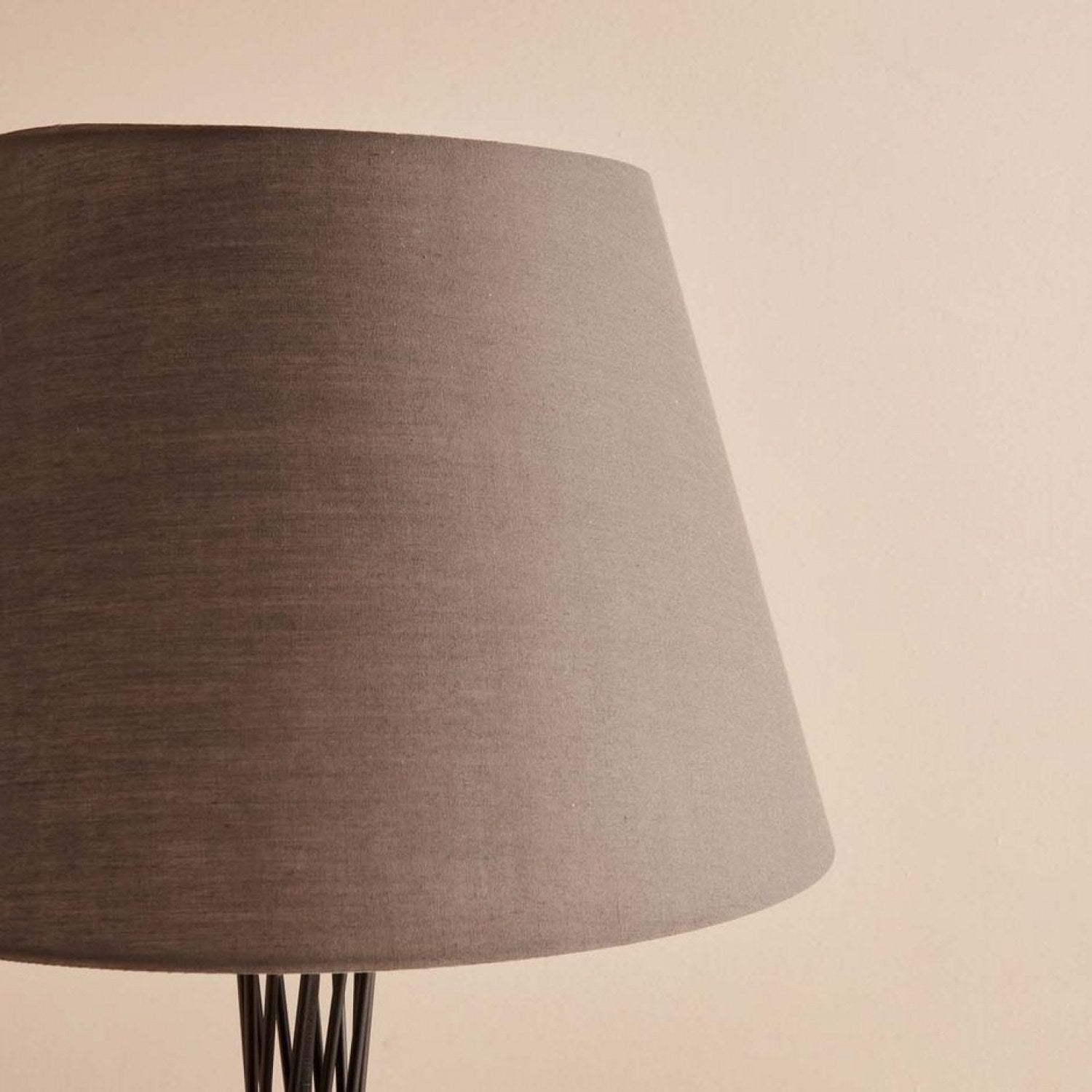 Candeeiro de Pé - 144 cm - Marrom e Preto - Tecido e Metal