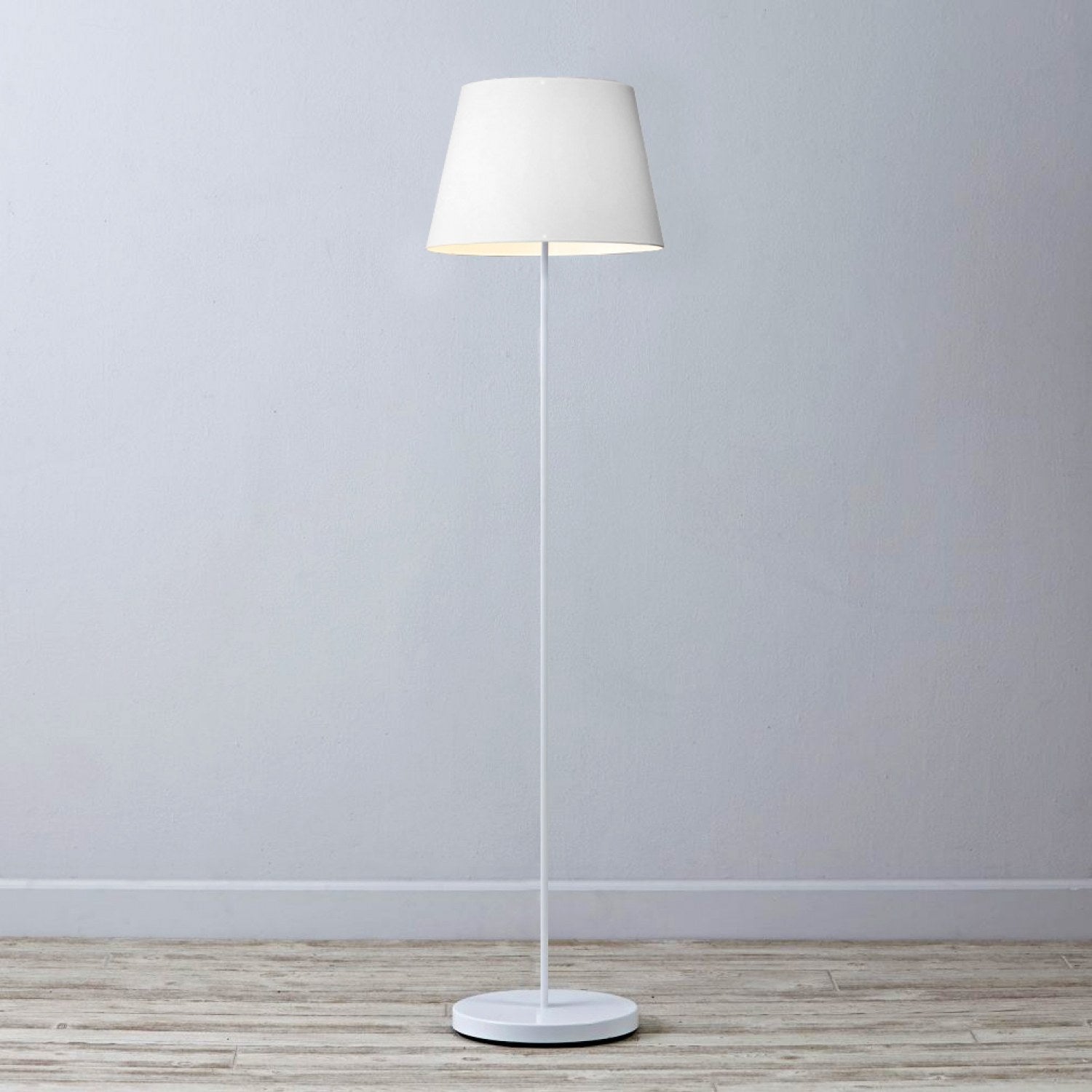 Candeeiro de Pé – 145 cm – Branco – PVC e metal