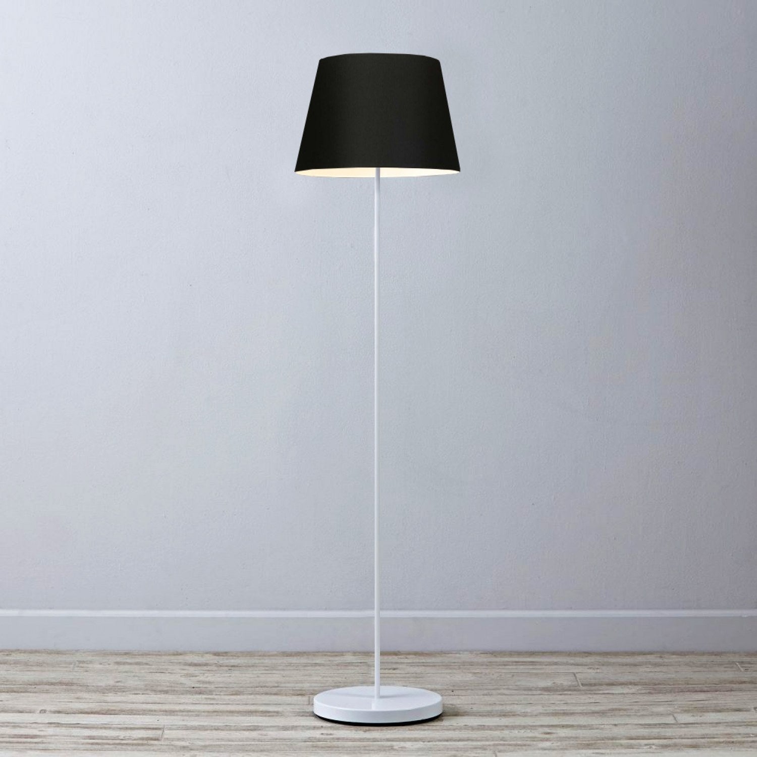 Candeeiro de Pé – 145 cm – Branco e Preto – PVC e metal