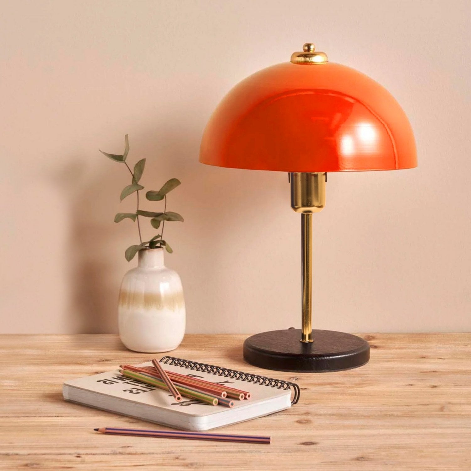 Candeeiro de Mesa – 38 cm de altura – Laranja – Metal e MDF