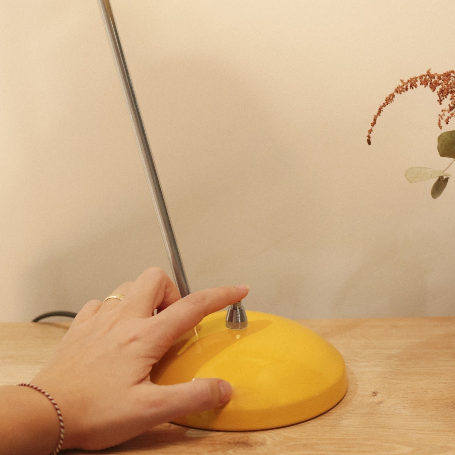 Candeeiro de Mesa – 40 cm – Mostarda – Metal