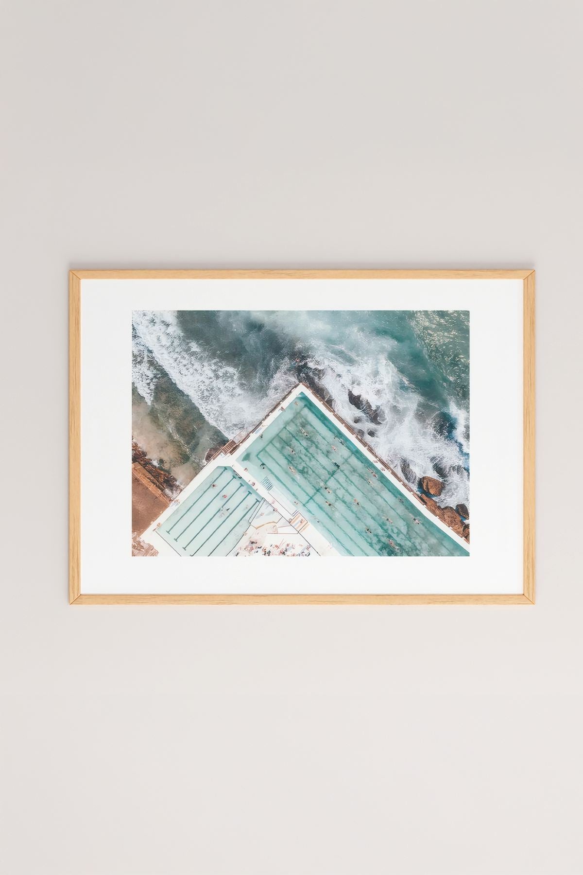 Quadro Decorativo Multicolor com Moldura de Madeira Maciça - 33x48cm - Impressão Digital de Alta Qualidade