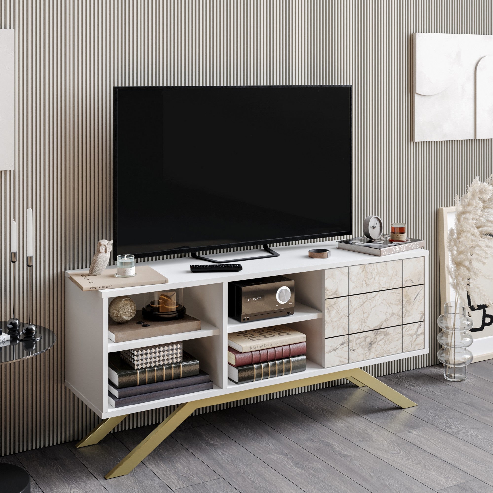 Suporte de TV moderno com pés de metal, branco e dourado, 130 cm | Painel de partículas 100% revestido de melamina, 18 mm de espessura | Montável na parede, prateleiras elegantes, design glamoroso