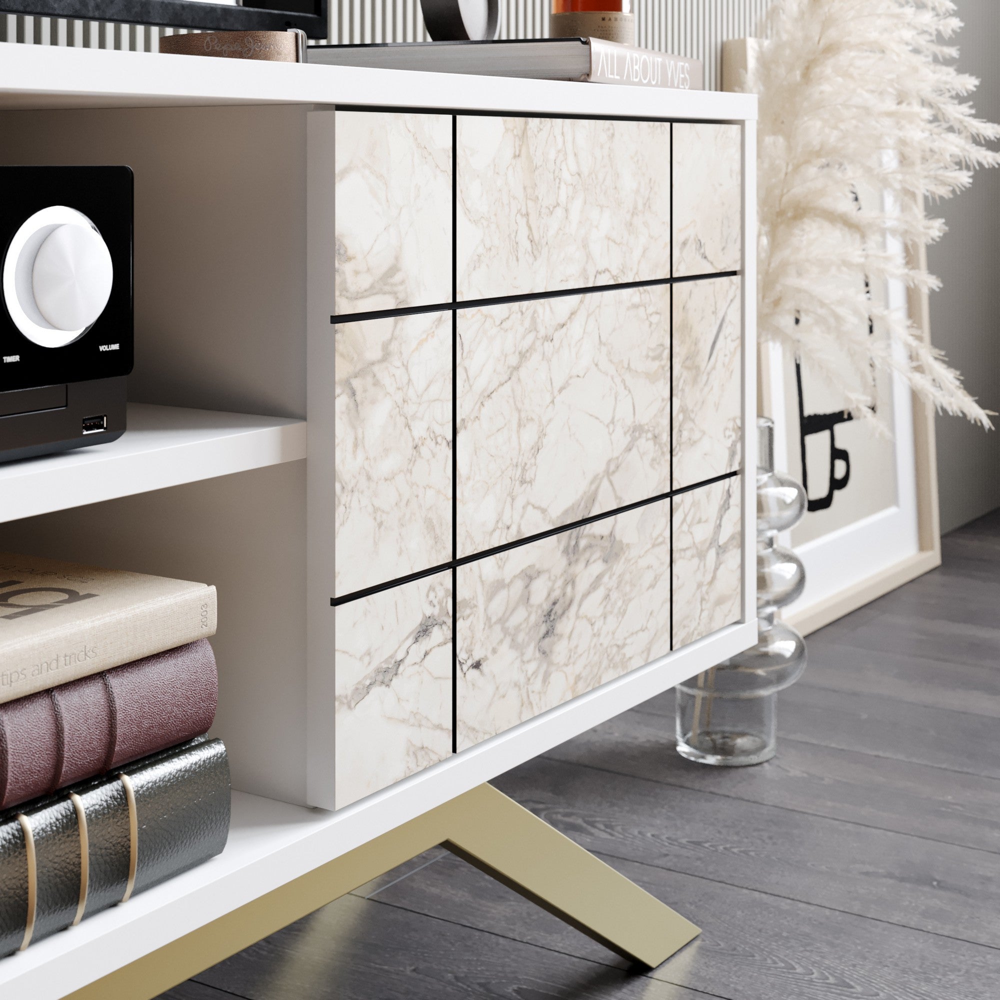 Suporte de TV moderno com pés de metal, branco e dourado, 130 cm | Painel de partículas 100% revestido de melamina, 18 mm de espessura | Montável na parede, prateleiras elegantes, design glamoroso