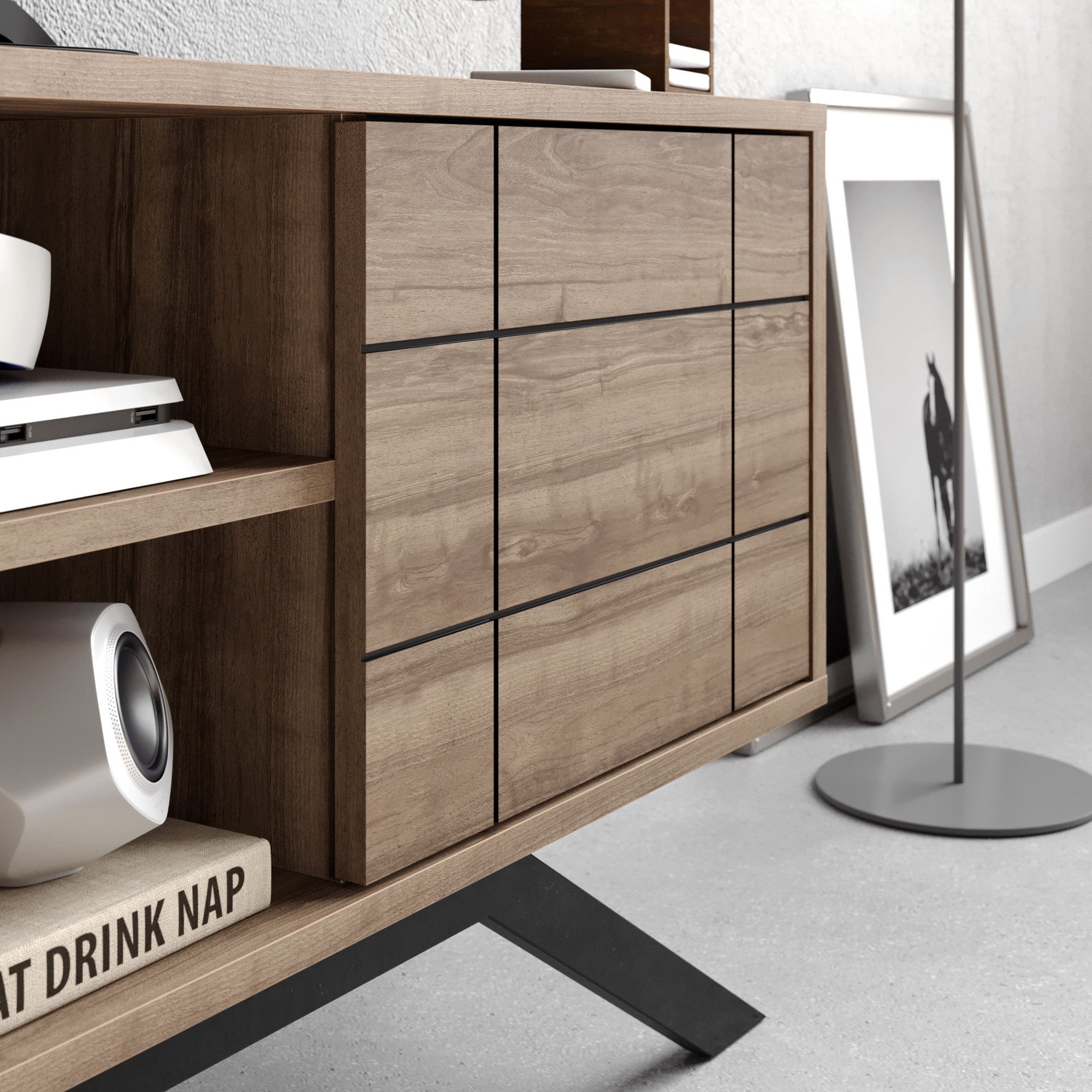 Suporte de TV moderno com pés de metal, preto e nogueira, 130 cm | Painel de partículas 100% revestido de melamina, 18 mm de espessura | Montável na parede, design elegante e funcional