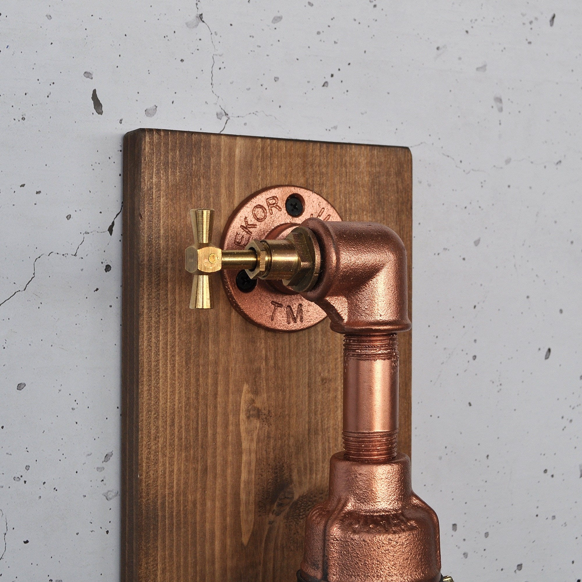 Candeeiro de Parede – 40 x 14 x 16 cm – Madeira e Ouro Rosa – Madeira