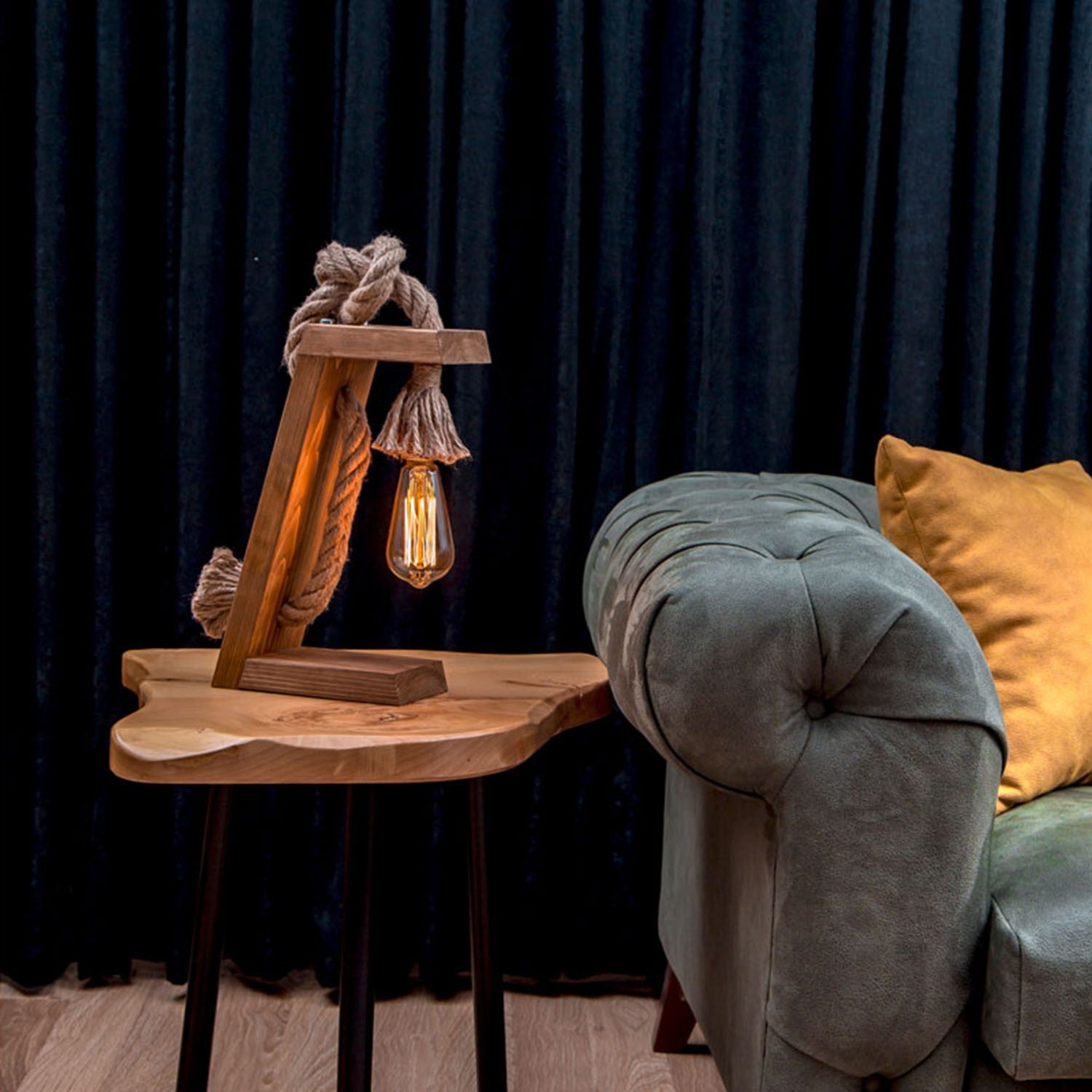 Candeeiro de mesa – 10 x 20 x 35 cm – Nogueira – madeira de pinho