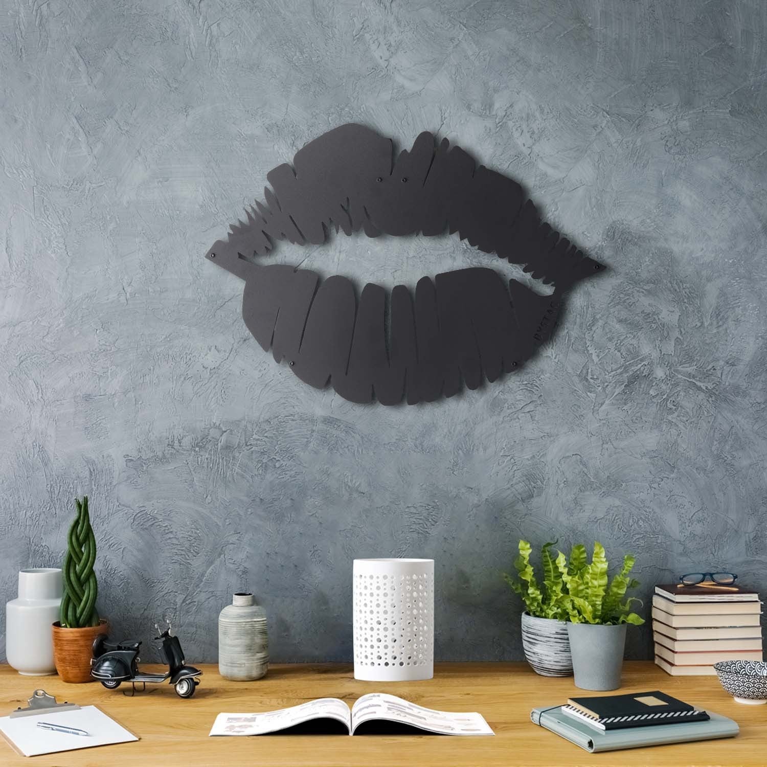 Acessório Decorativo de Parede "Lip" em Metal Preto - 35x49cm - Peça Artística para Decoração Interior