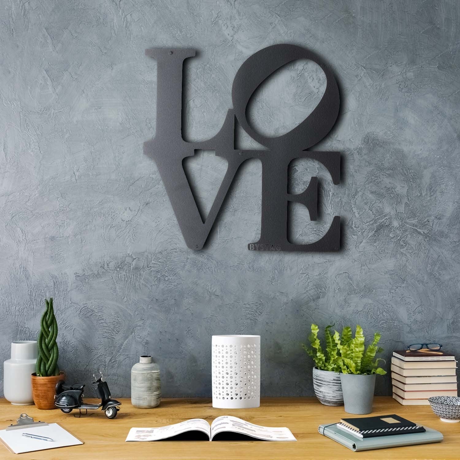 Acessório Decorativo de Parede "Love" em Metal Preto - 33x34cm