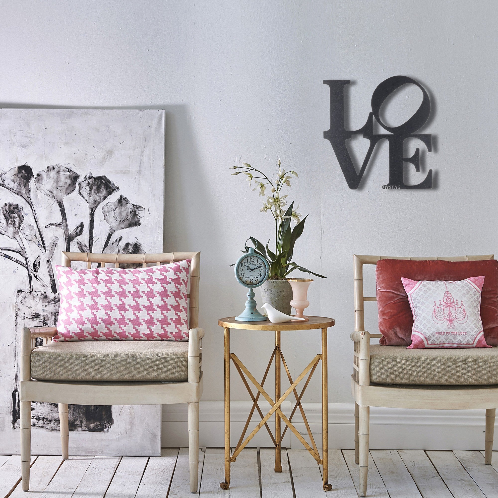 Acessório Decorativo de Parede "Love" em Metal Preto - 33x34cm