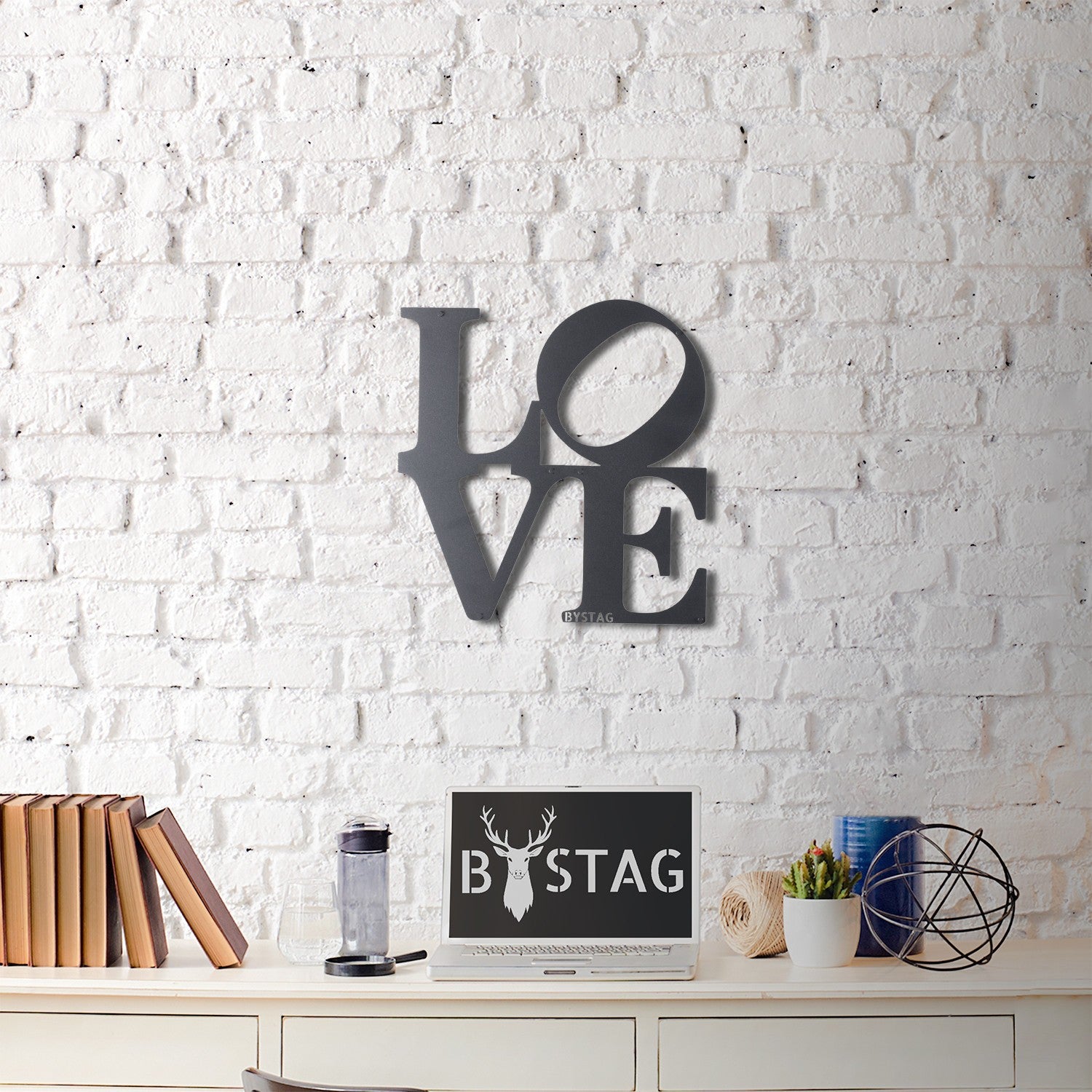 Acessório Decorativo de Parede "Love" em Metal Preto - 33x34cm