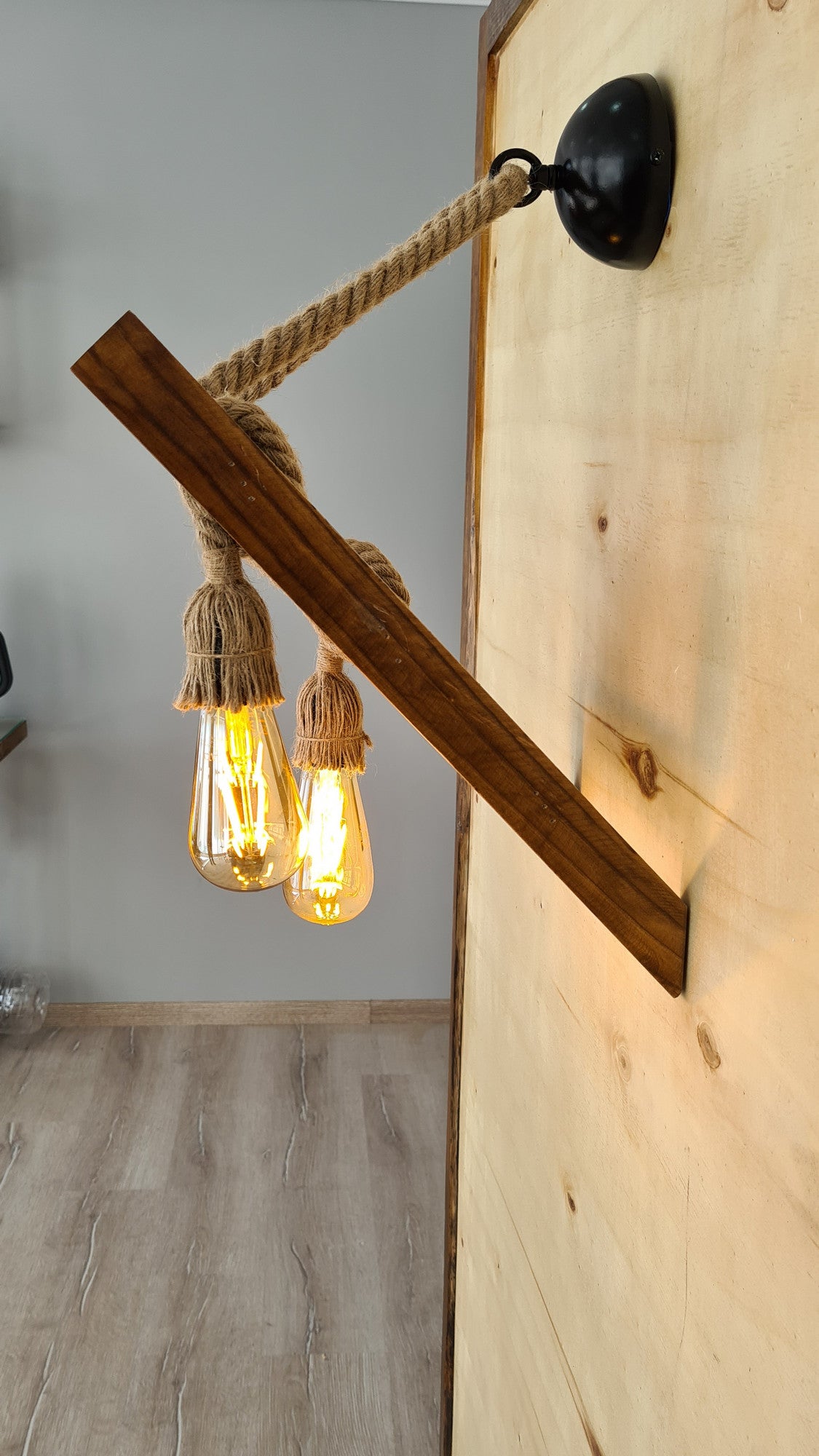 Candeeiro de Parede – 45 x 25 x 23 cm – Nogueira – Pinho maciço