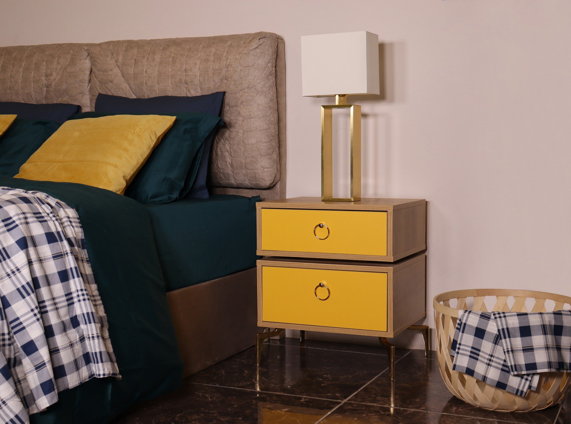 Mesa de cabeceira-Carter-Carvalho
Amarelo