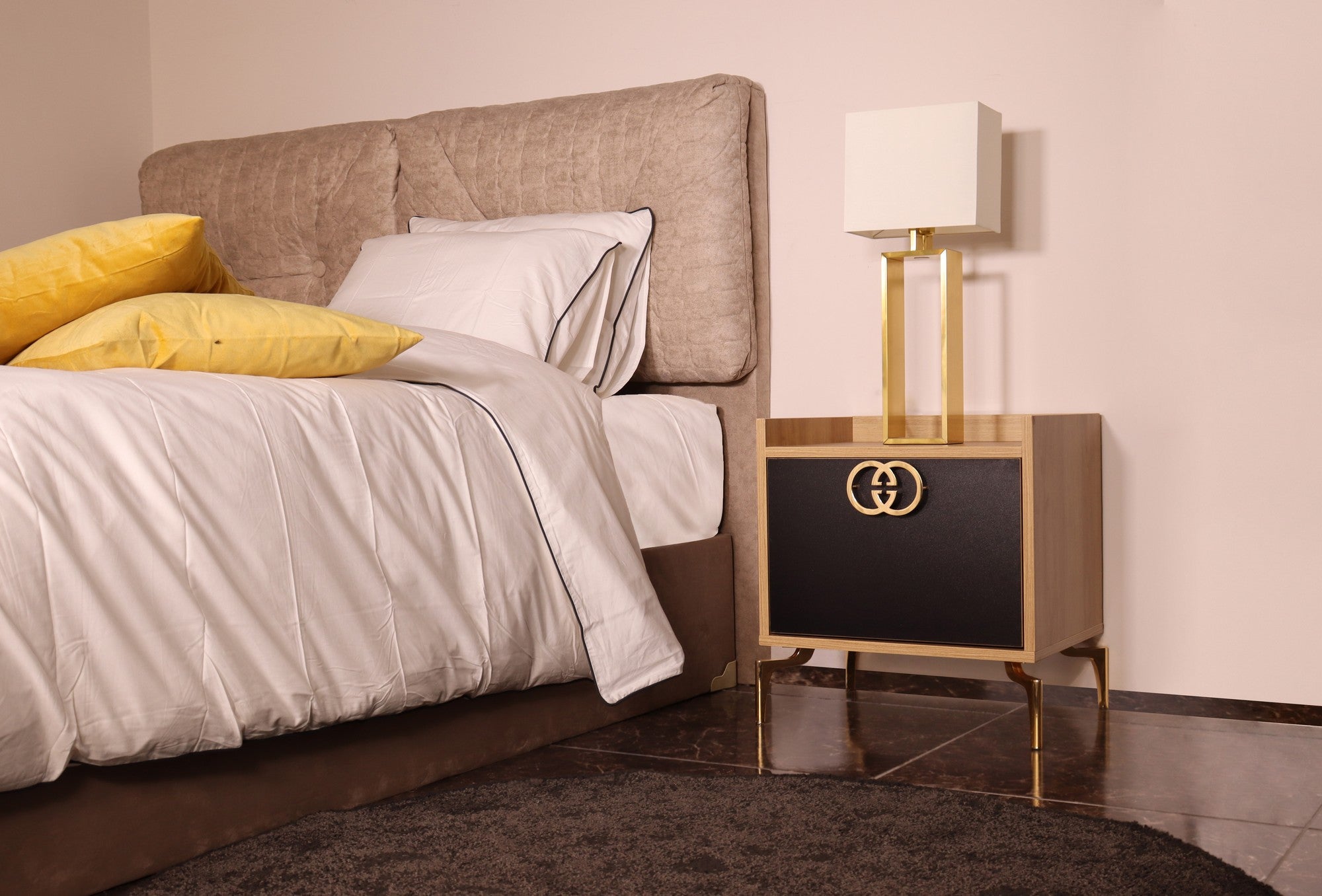Mesa de Cabeceira Moderna com Pés e Puxadores de Metal, Dourado/Carvalho/Preto, 50 x 40 x 59 cm | 100% Revestimento em Melamina, 18 mm de Espessura | Elegante e Funcional para Espaços Glamourosos