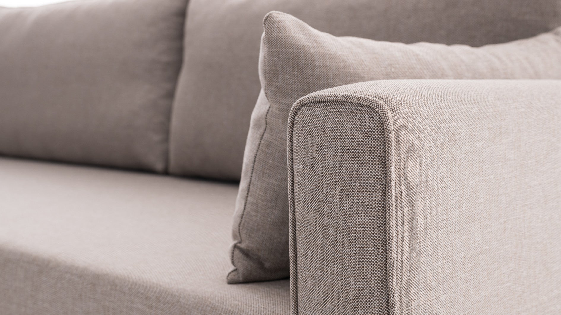 Sofá de canto moderno, cor creme, 275 cm | 100% poliéster, espuma 28 DNS, fácil de limpar | Design escandinavo elegante com pernas de nogueira, perfeito para salas de estar