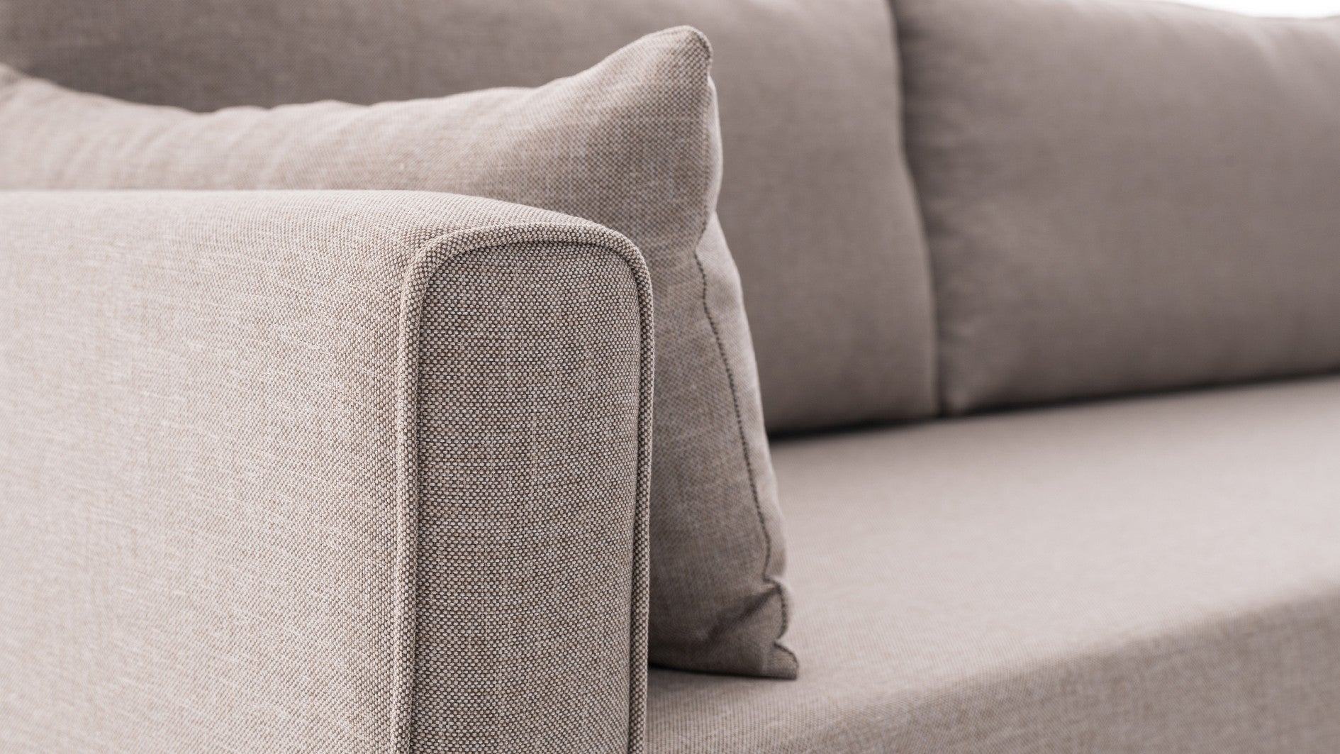 Sofá de canto moderno, cor creme, 275 cm | 100% poliéster, espuma 28 DNS, fácil de limpar | Design escandinavo elegante com pernas de nogueira, perfeito para salas de estar