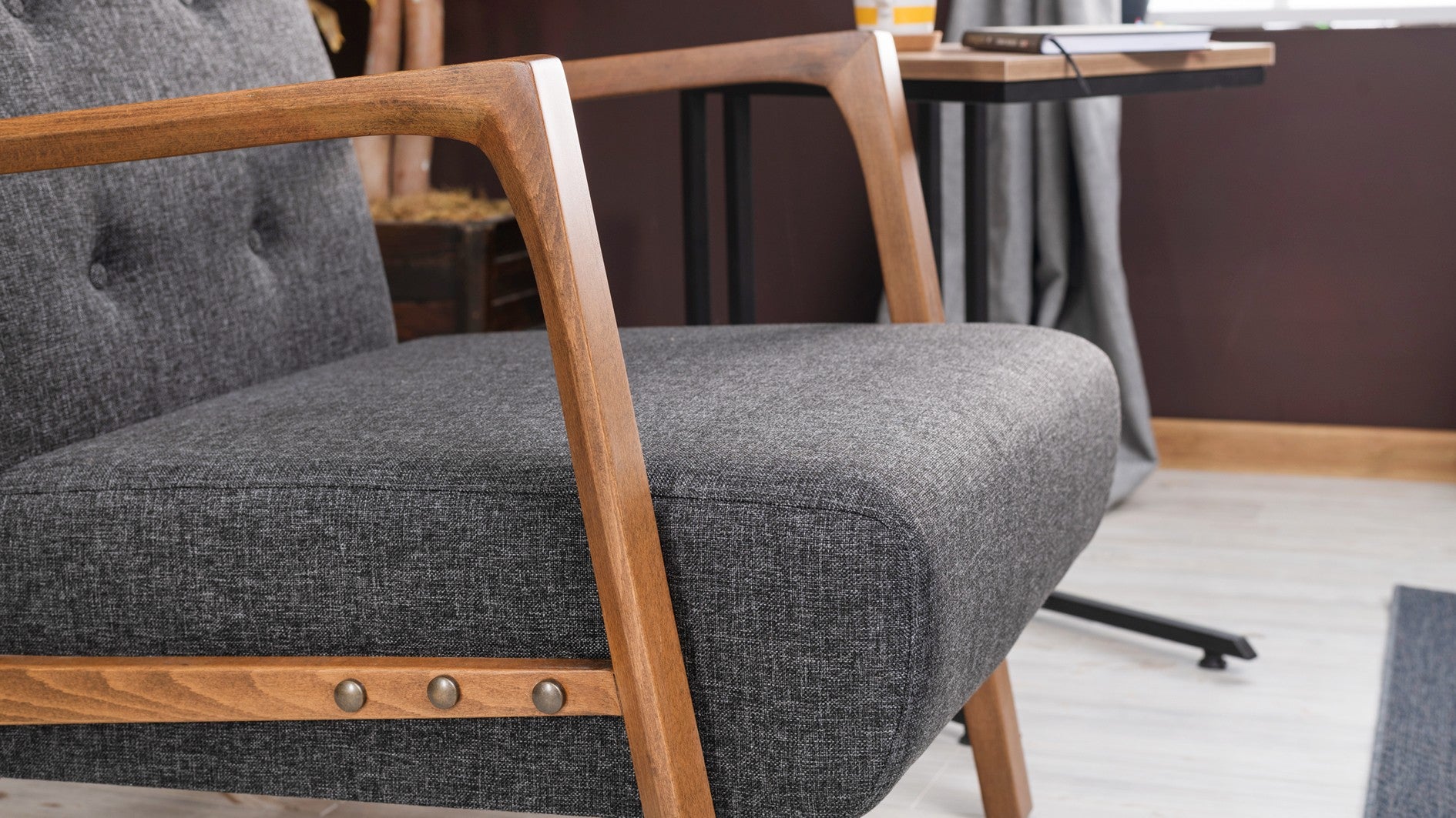 Poltrona moderna – 69x80x83 cm – Cinza escuro – Estrutura de madeira de faia