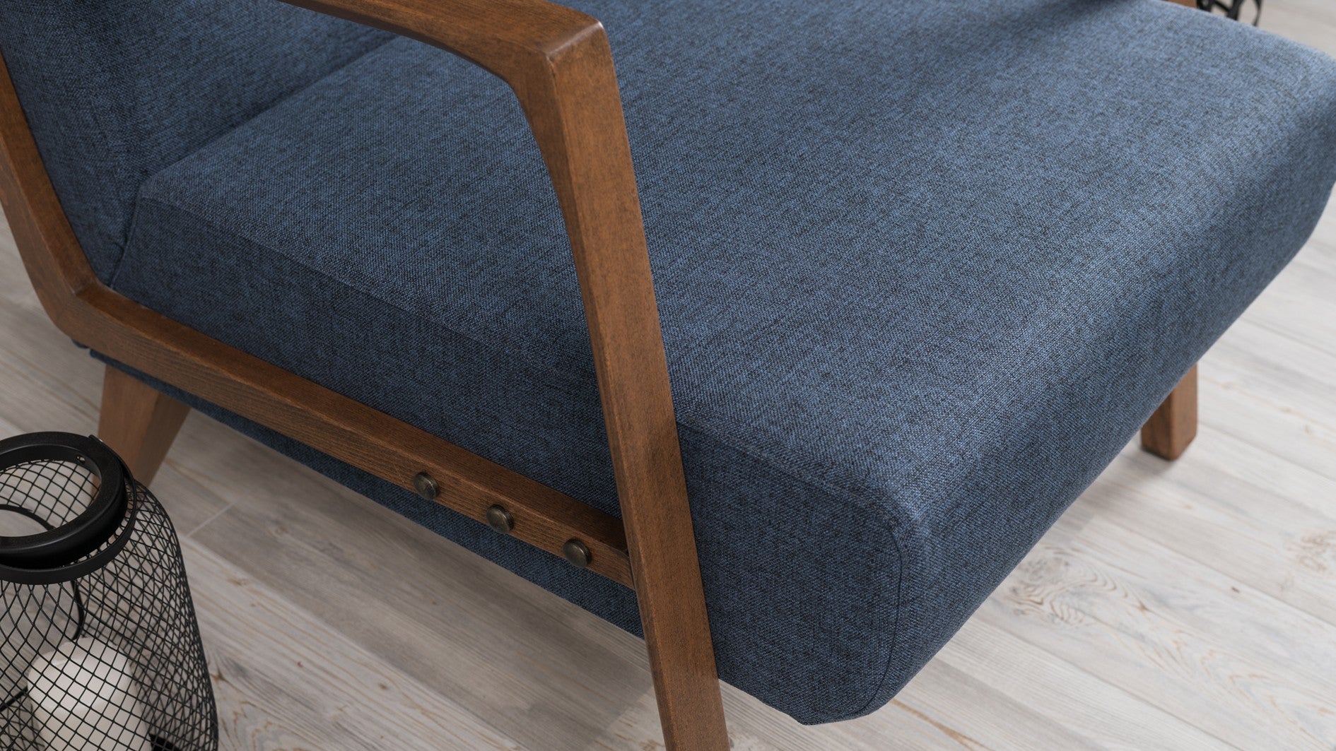 Poltrona moderna – 69x80x83 cm – azul – tecido 100% poliéster e pernas de madeira de faia