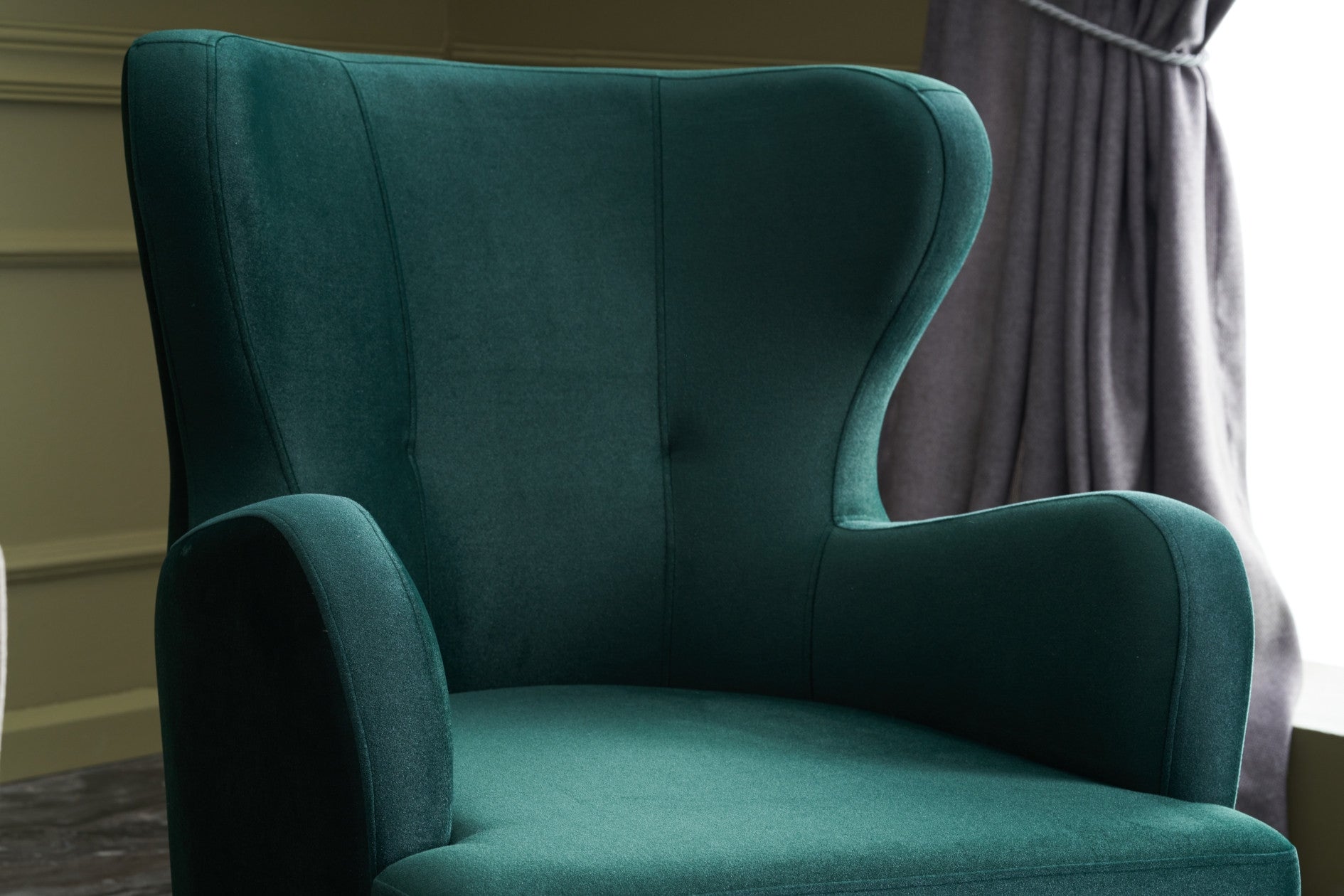 Poltrona Elegante em Veludo Verde Petróleo – 73x87x80 cm – Madeira de Carpa