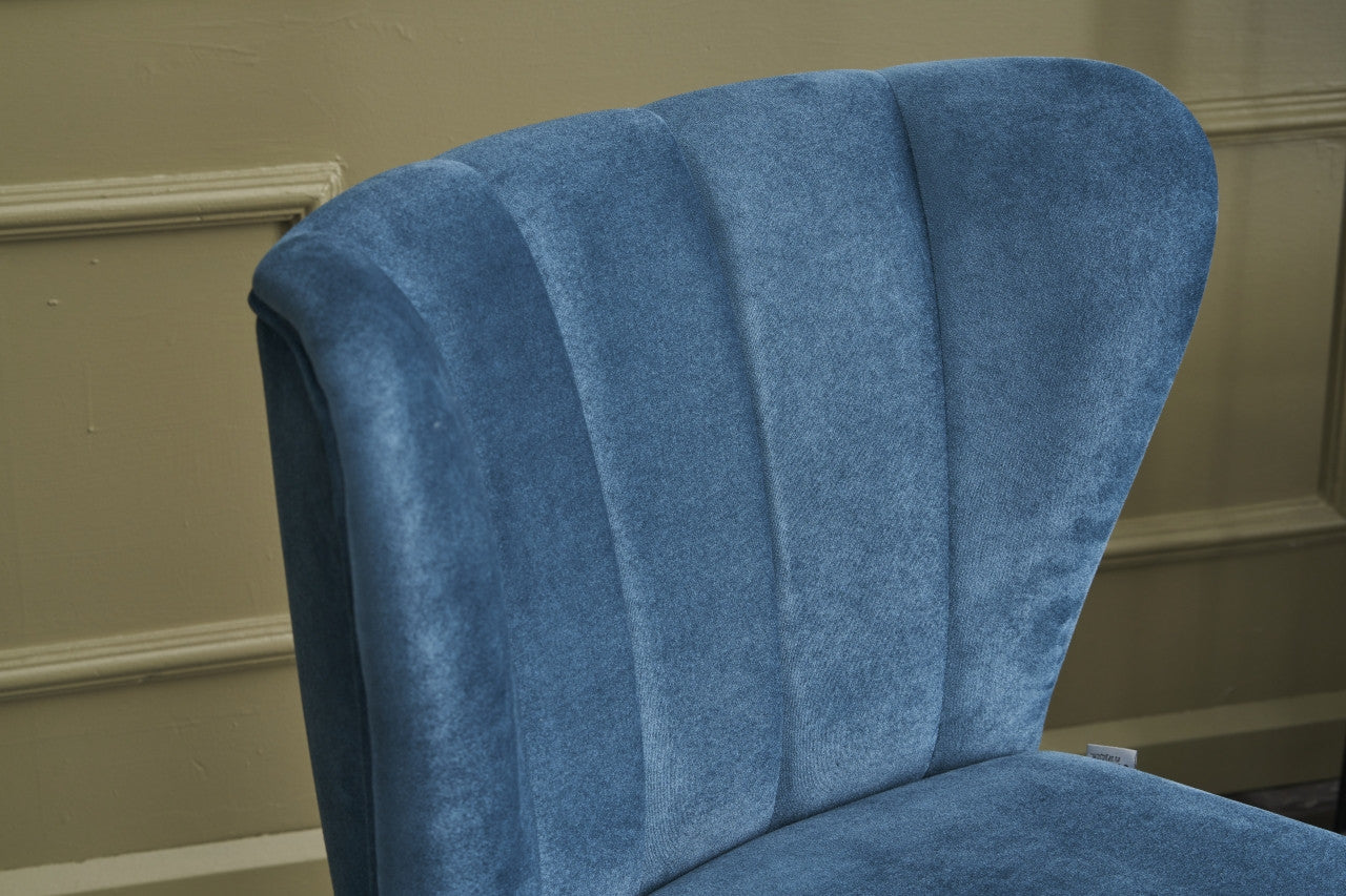 Poltrona moderna – 65x65x80 cm – azul – estrutura de madeira de faia