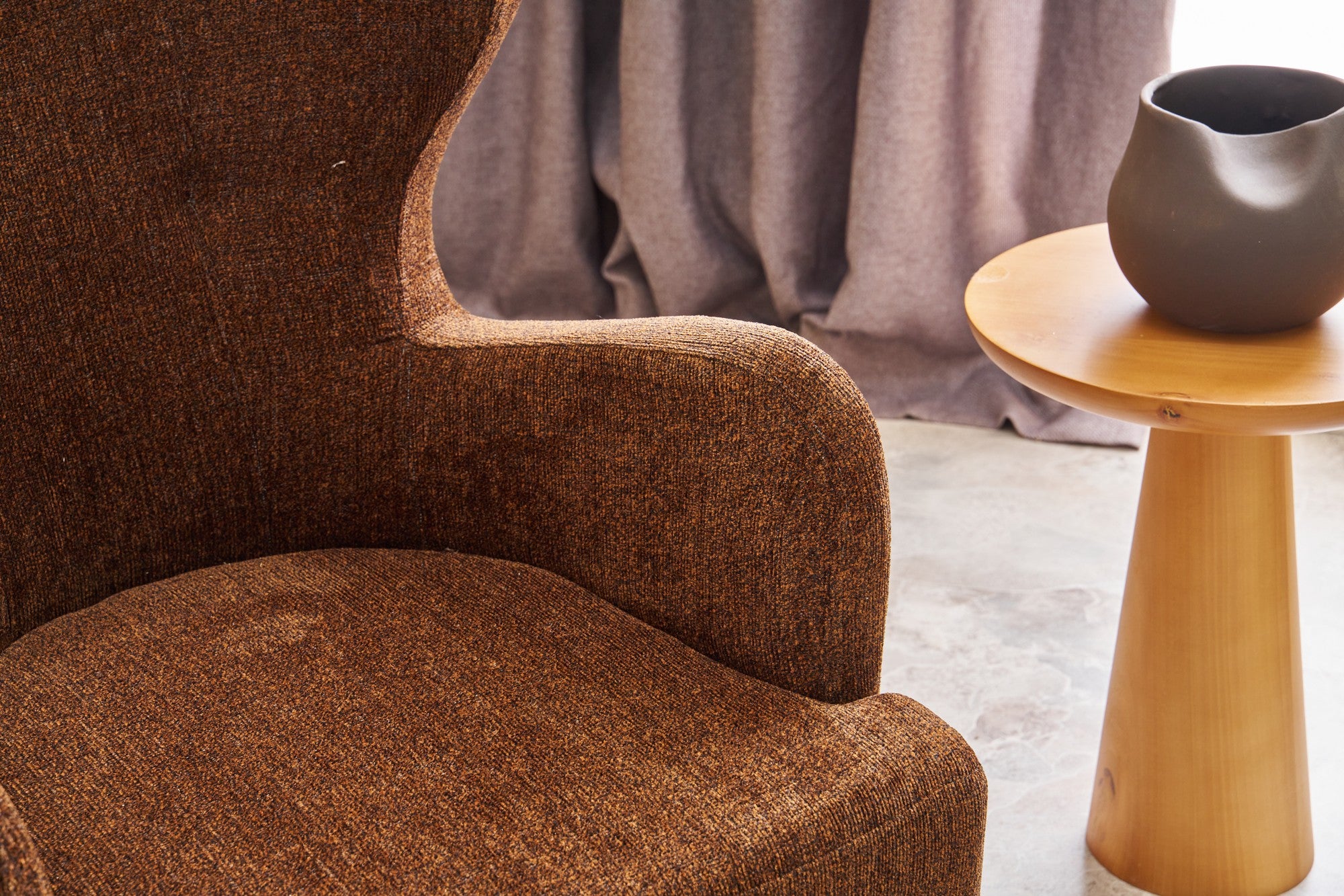Poltrona Elegante – 73 x 87 x 80 cm – Castanho e Cobre – Estrutura de Madeira