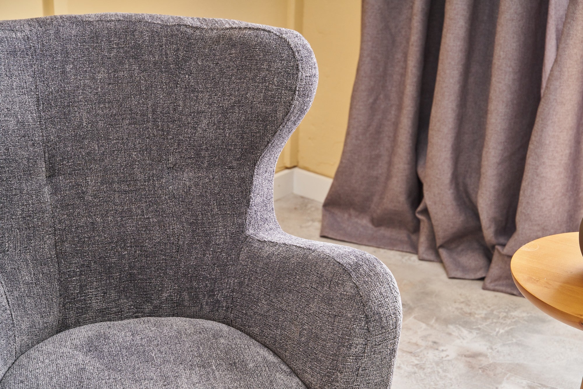 Poltrona Elegante – 73 x 87 x 80 cm – Cinza – Madeira de Carpa