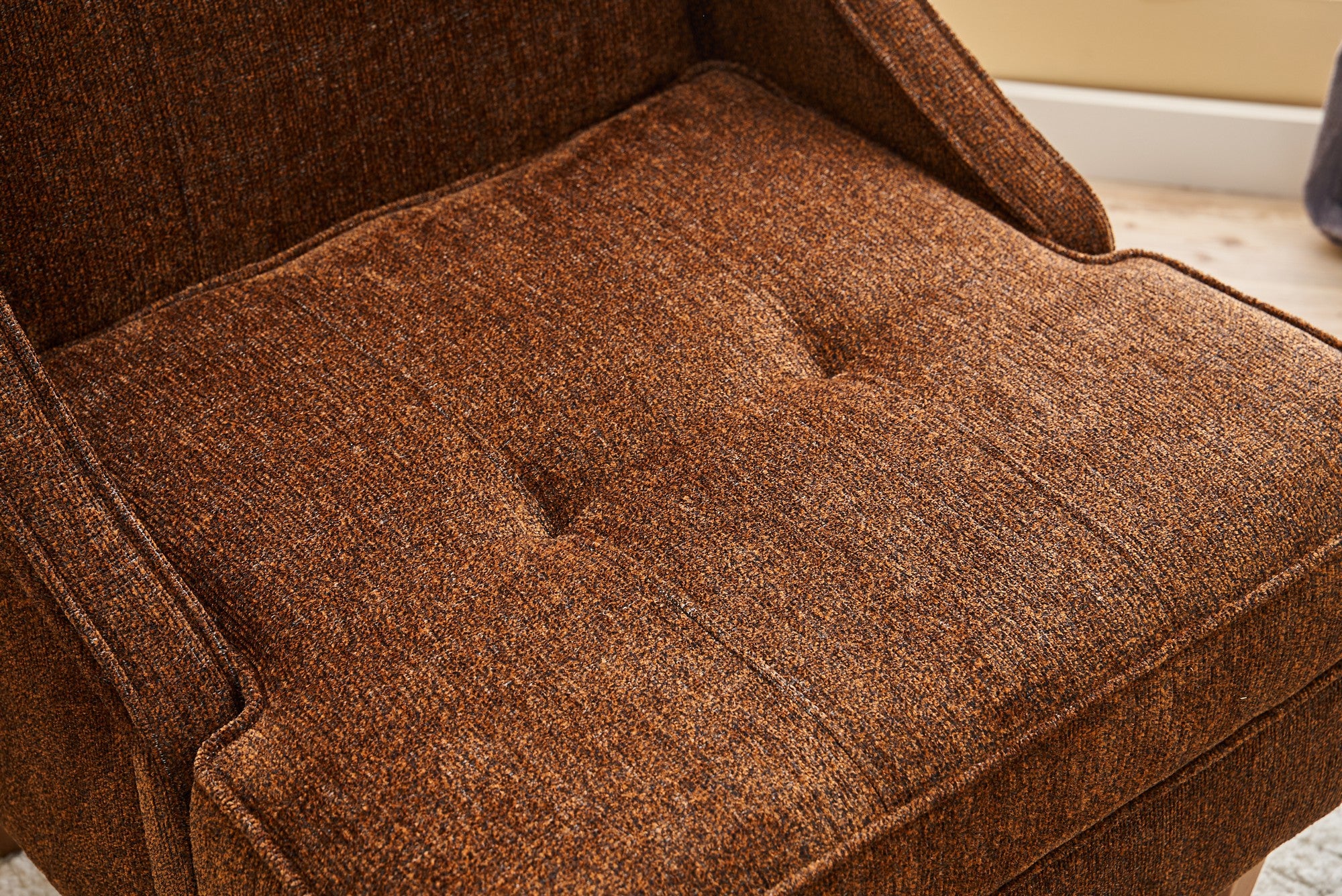 Poltrona Elegante, Marrom e Cobre, 67 cm L x 73 cm A x 70 cm P | Estrutura 100% Madeira de Faia, Espuma 32 DNS para Conforto | Perfeita para Sala de Estar e Escritório