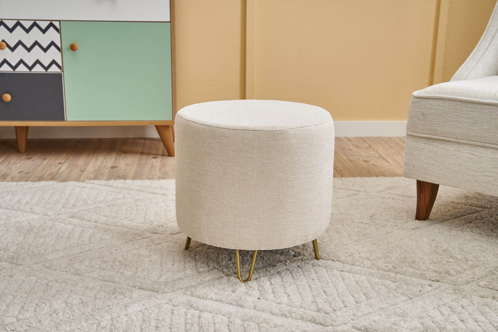 Elegante pufe de veludo, creme e dourado, 40 x 40 x 40 cm | Estrutura 100% madeira, espuma DNS 32 para maior conforto | Um toque de estilo para espaços modernos