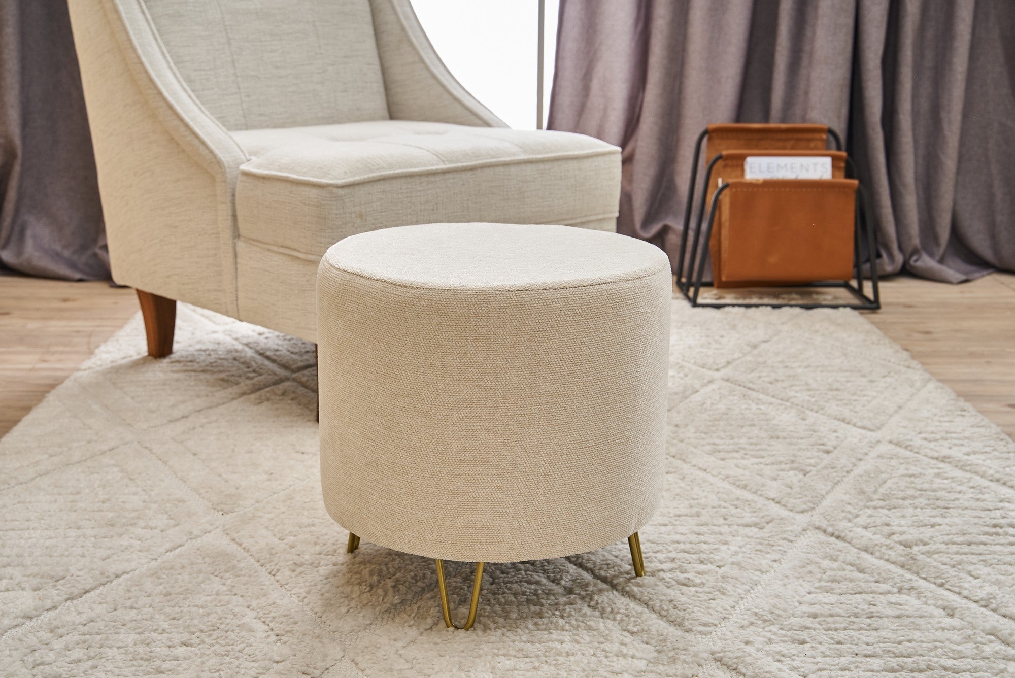 Elegante pufe de veludo, creme e dourado, 40 x 40 x 40 cm | Estrutura 100% madeira, espuma DNS 32 para maior conforto | Um toque de estilo para espaços modernos