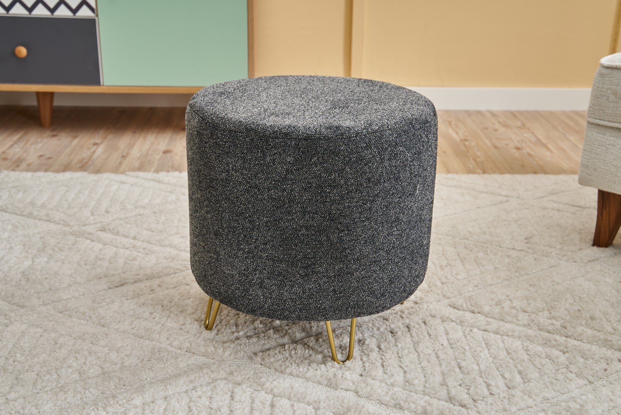 Elegante pufe de veludo, 40x40x40 cm, antracite e dourado | Estrutura 100% madeira, espuma DNS 32 para maior conforto | Um toque de estilo para espaços modernos