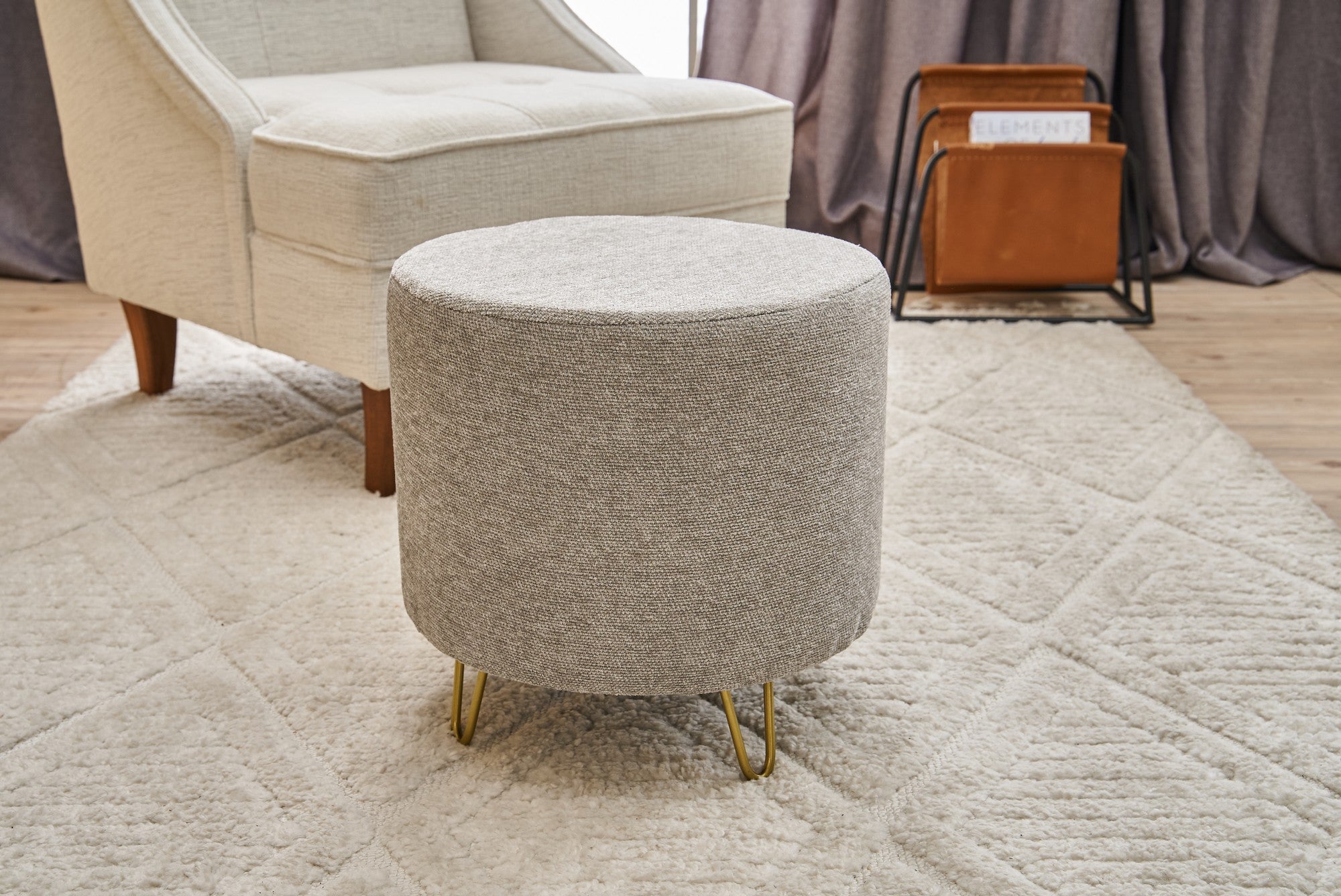Elegante pufe de veludo creme, 40 x 40 x 40 cm | Estrutura 100% madeira, espuma DNS 32 para maior conforto | Uma adição elegante a salas de estar e quartos modernos