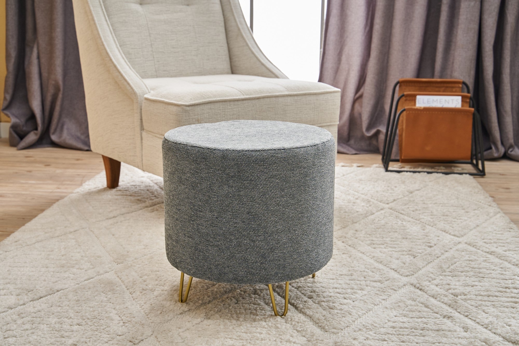 Elegante pufe de veludo cinza, 40 x 40 x 40 cm | Estrutura 100% madeira, espuma DNS 32 para maior conforto | Uma adição elegante a salas de estar e quartos modernos