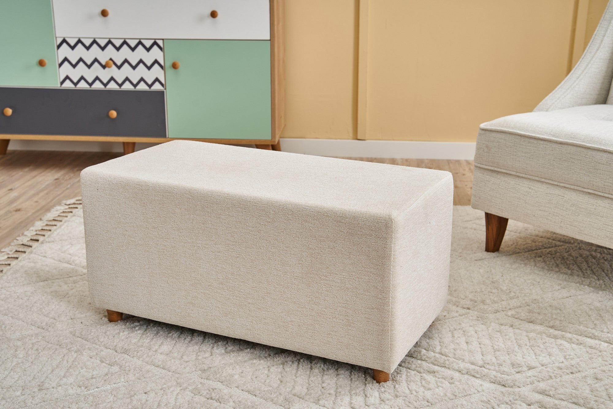 Elegante pufe creme, 80 x 40 x 40 cm | Estrutura 100% madeira, tecido 100% poliéster e algodão | Assentos confortáveis em espuma DNS 32, elegantes e versáteis