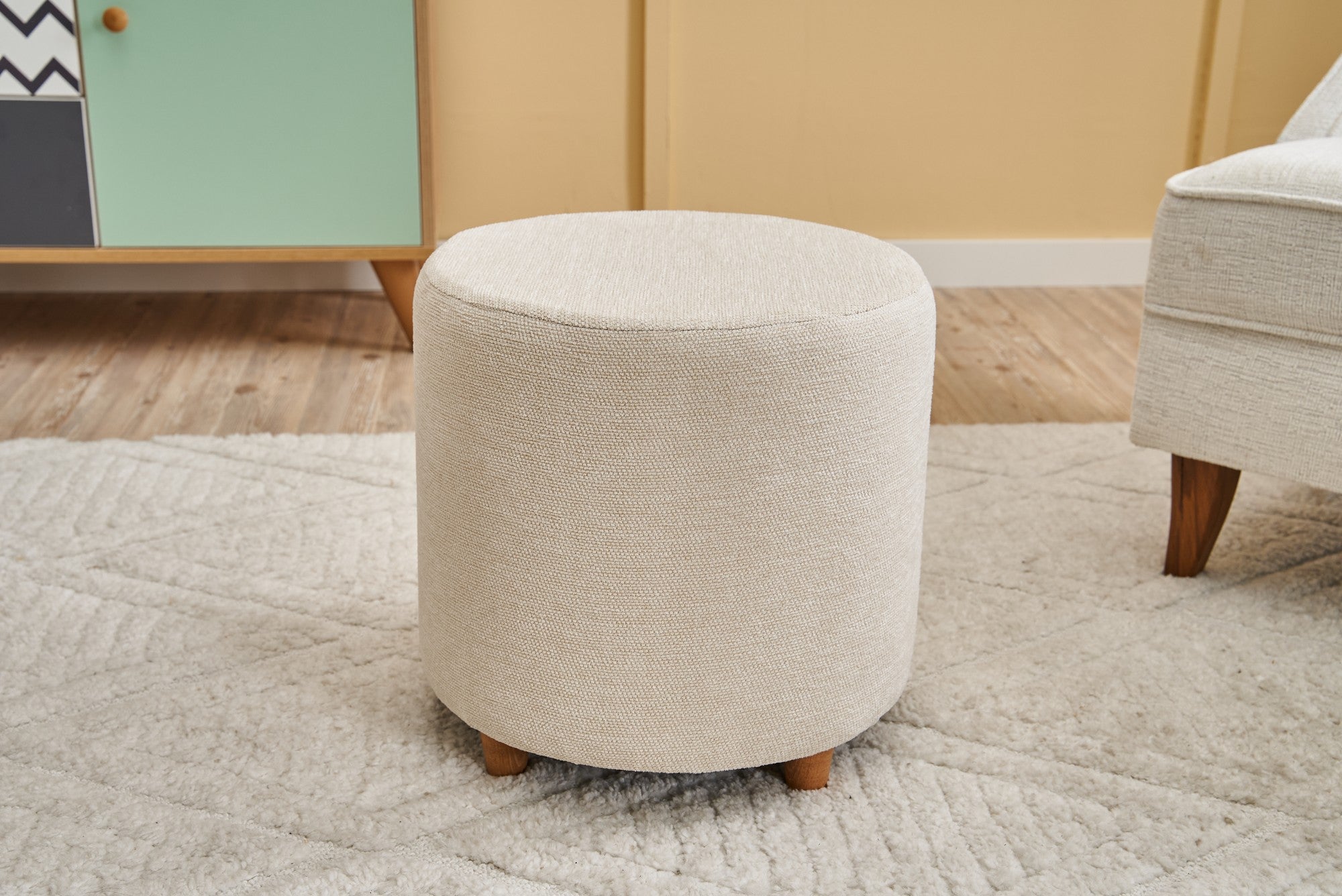 Elegante pufe creme, 40 x 40 x 40 cm | Estrutura 100% madeira, tecido 100% poliéster e algodão | Espuma DNS 32 confortável, perfeita para ambientes modernos