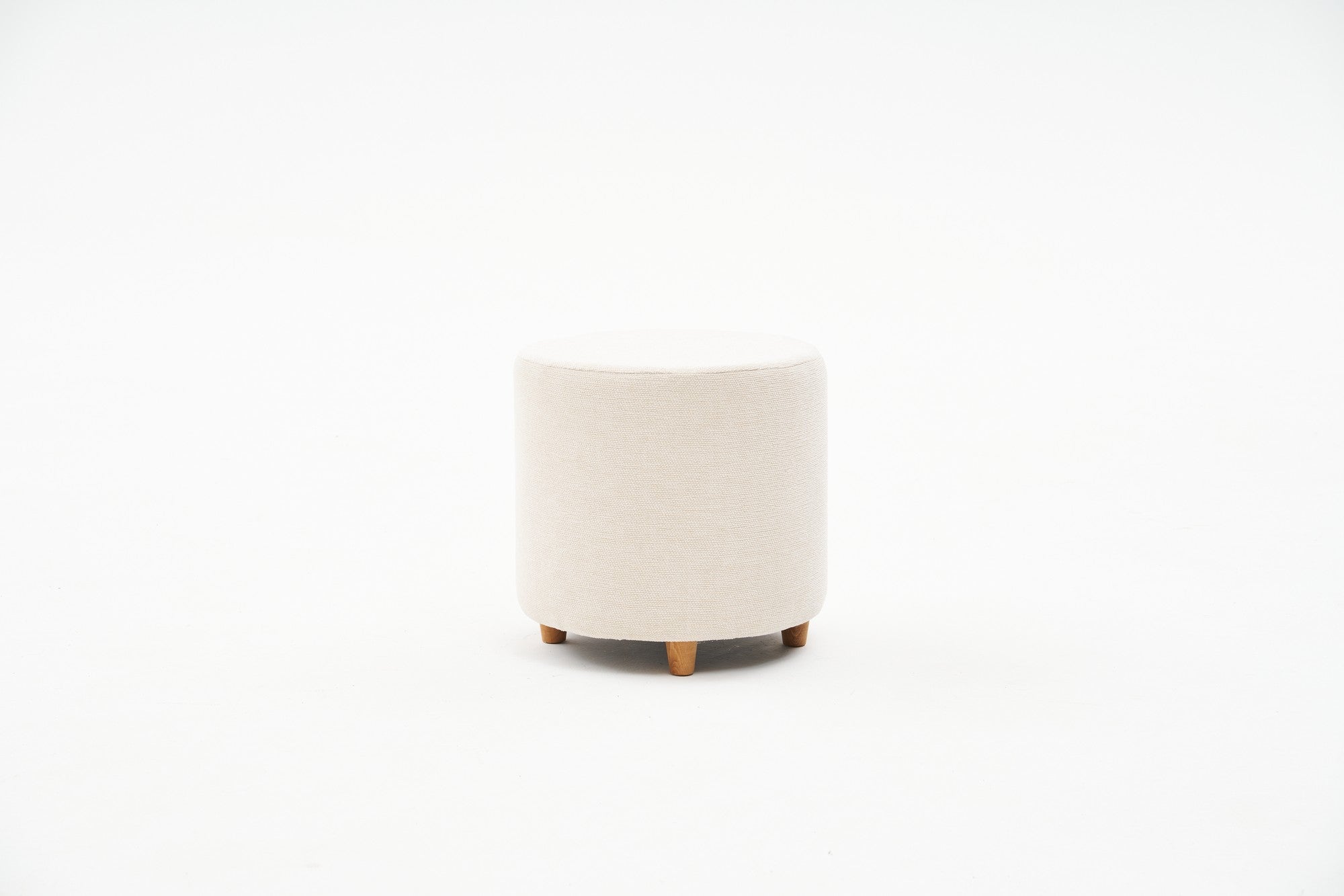 Elegante pufe creme, 40 x 40 x 40 cm | Estrutura 100% madeira, tecido 100% poliéster e algodão | Espuma DNS 32 confortável, perfeita para ambientes modernos