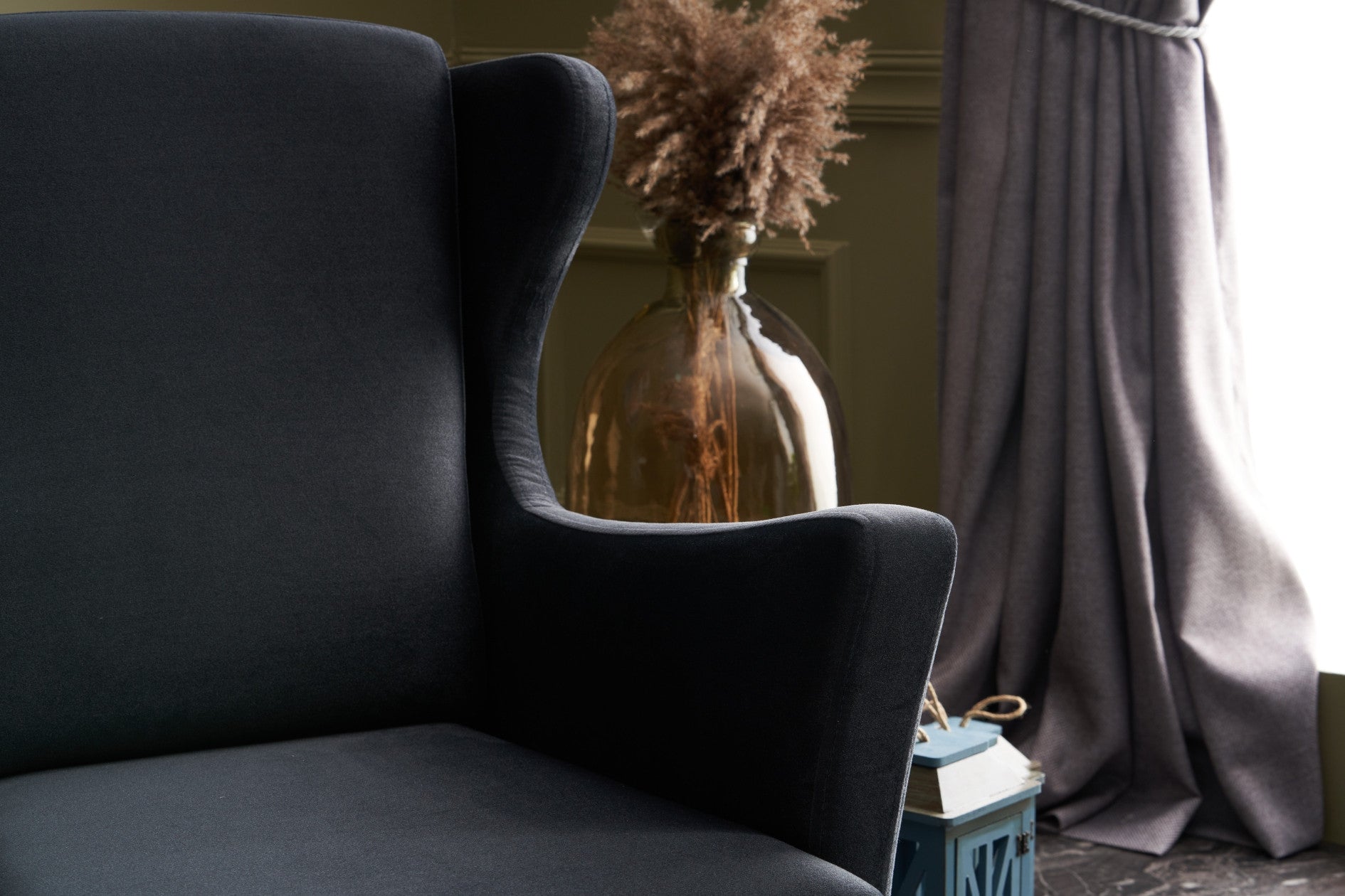Poltrona Elegante – 77 cm L x 98 cm A x 80 cm P – Antracite – Veludo 100% poliéster