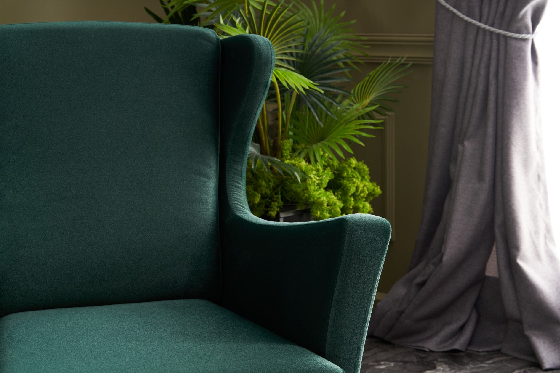 Poltrona Elegante – 77x98x80 cm – Verde – Madeira de Faia e Veludo 100% Poliéster