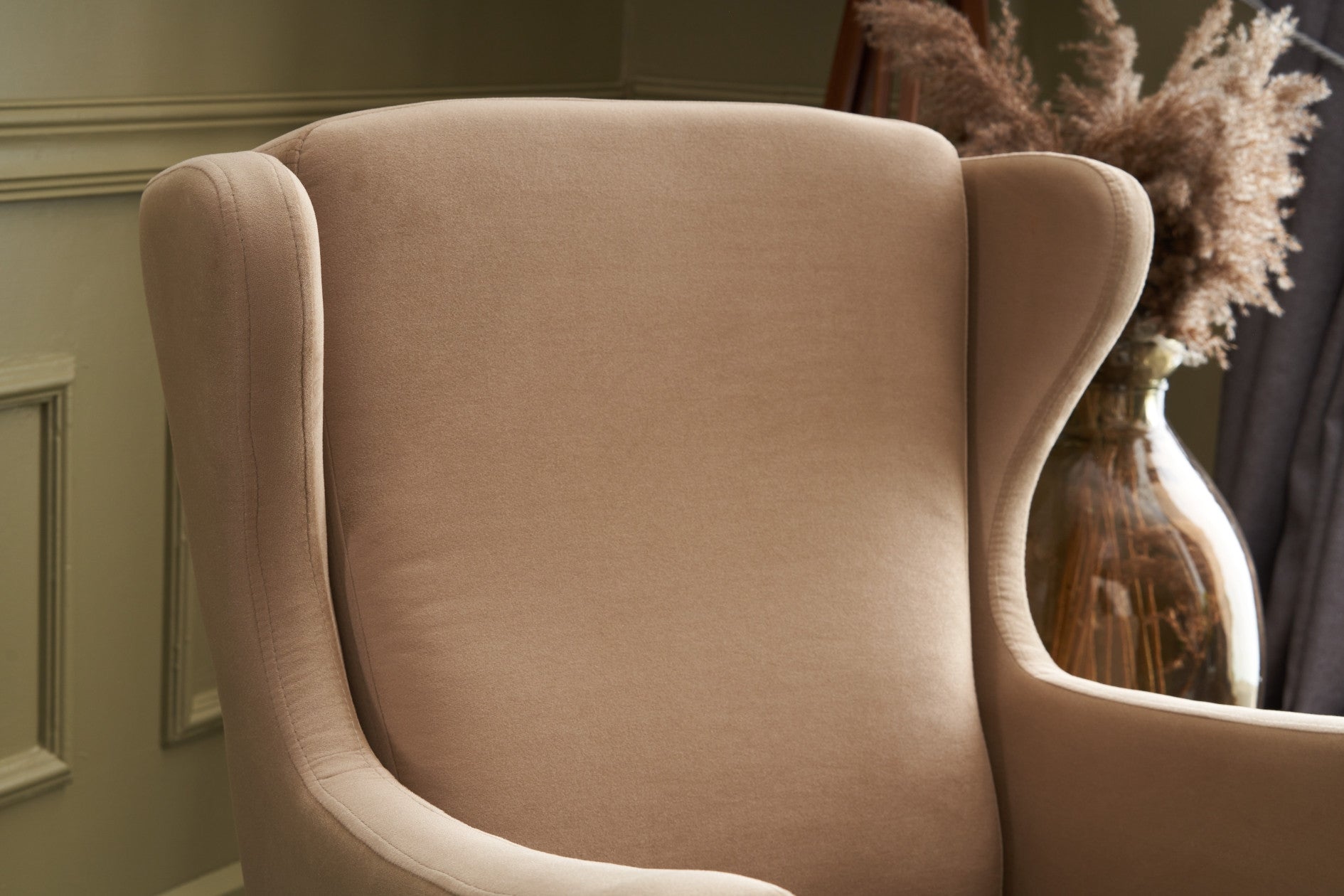Poltrona Elegante – 77 cm L x 98 cm A x 80 cm P – Creme – Veludo 100% poliéster