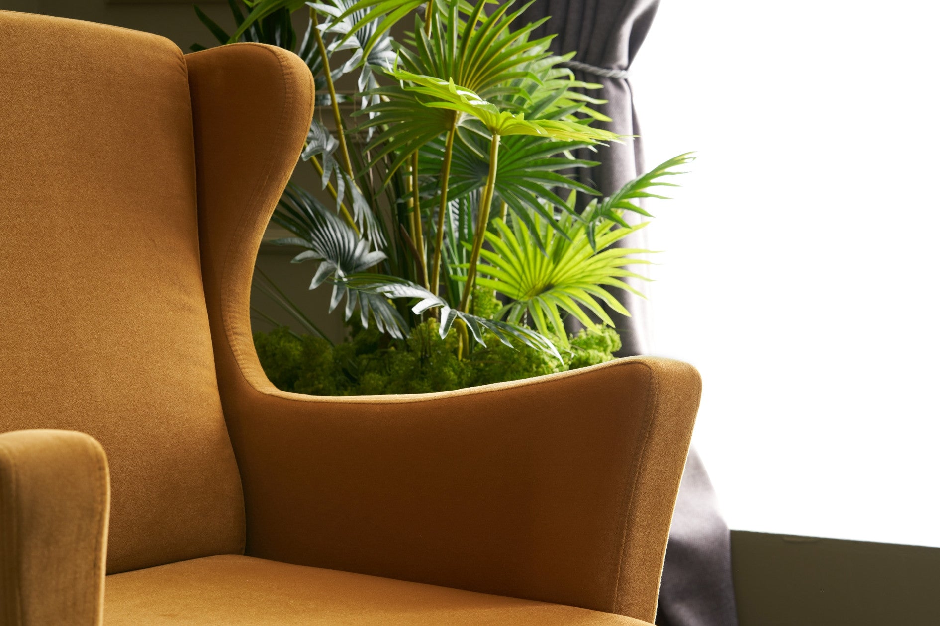 Poltrona Elegante – 77 cm L x 98 cm A x 80 cm P – Dourado – Veludo