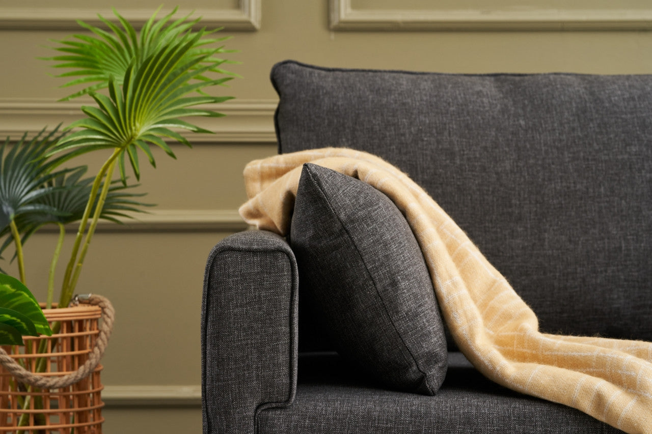 Sofá moderno de 3 lugares, antracite, 208 x 85 x 81 cm | Estrutura em madeira de abeto e MDF, 100% poliéster, tecido fácil de limpar | Design escandinavo elegante para residências e hotéis