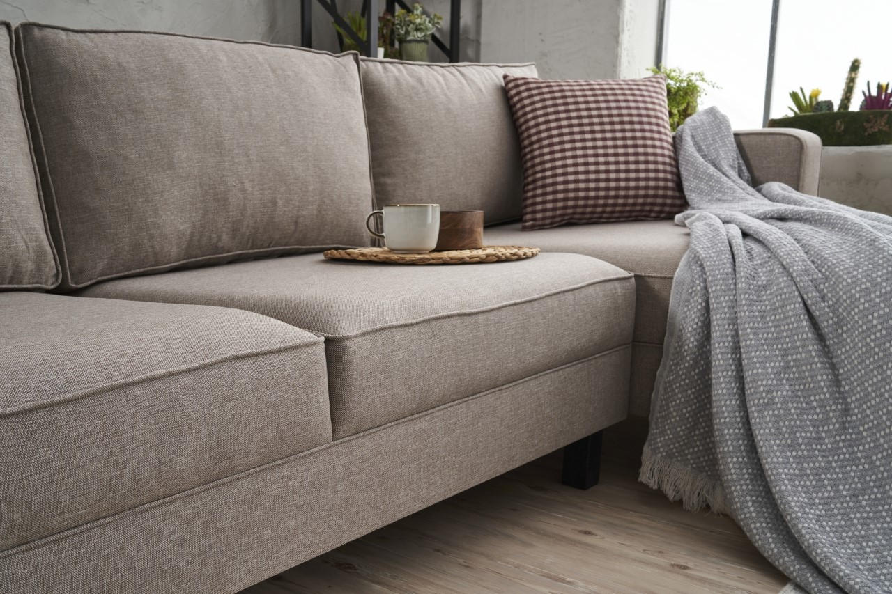 Sofá de canto moderno, creme, estrutura de madeira de faia, 258 x 181 x 83 cm | 100% poliéster/linho, espuma 28 DNS, elegante e confortável para espaços de convivência