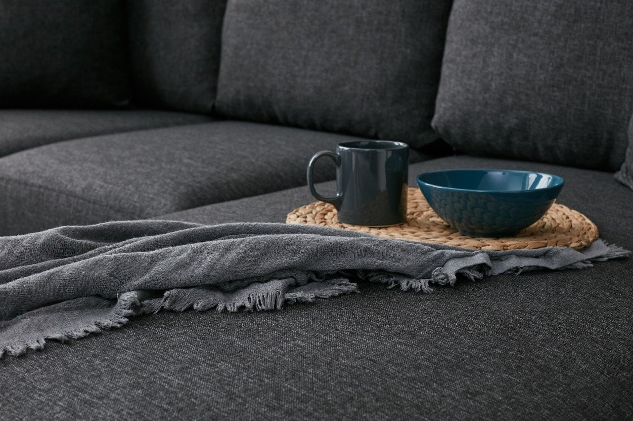 Sofá de Canto Moderno, Antracite, 210 x 82 x 195 cm | 100% Poliéster, Tecido Fácil de Limpar, Espuma 28 DNS, Design Escandinavo | Inclui Puff