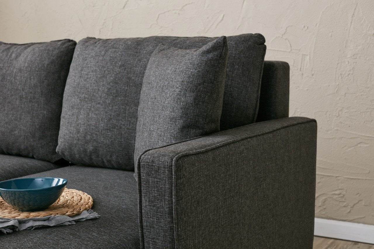 Sofá de Canto Moderno, Antracite, 210 x 82 x 195 cm | 100% Poliéster, Tecido Fácil de Limpar, Espuma 28 DNS, Design Escandinavo | Inclui Puff