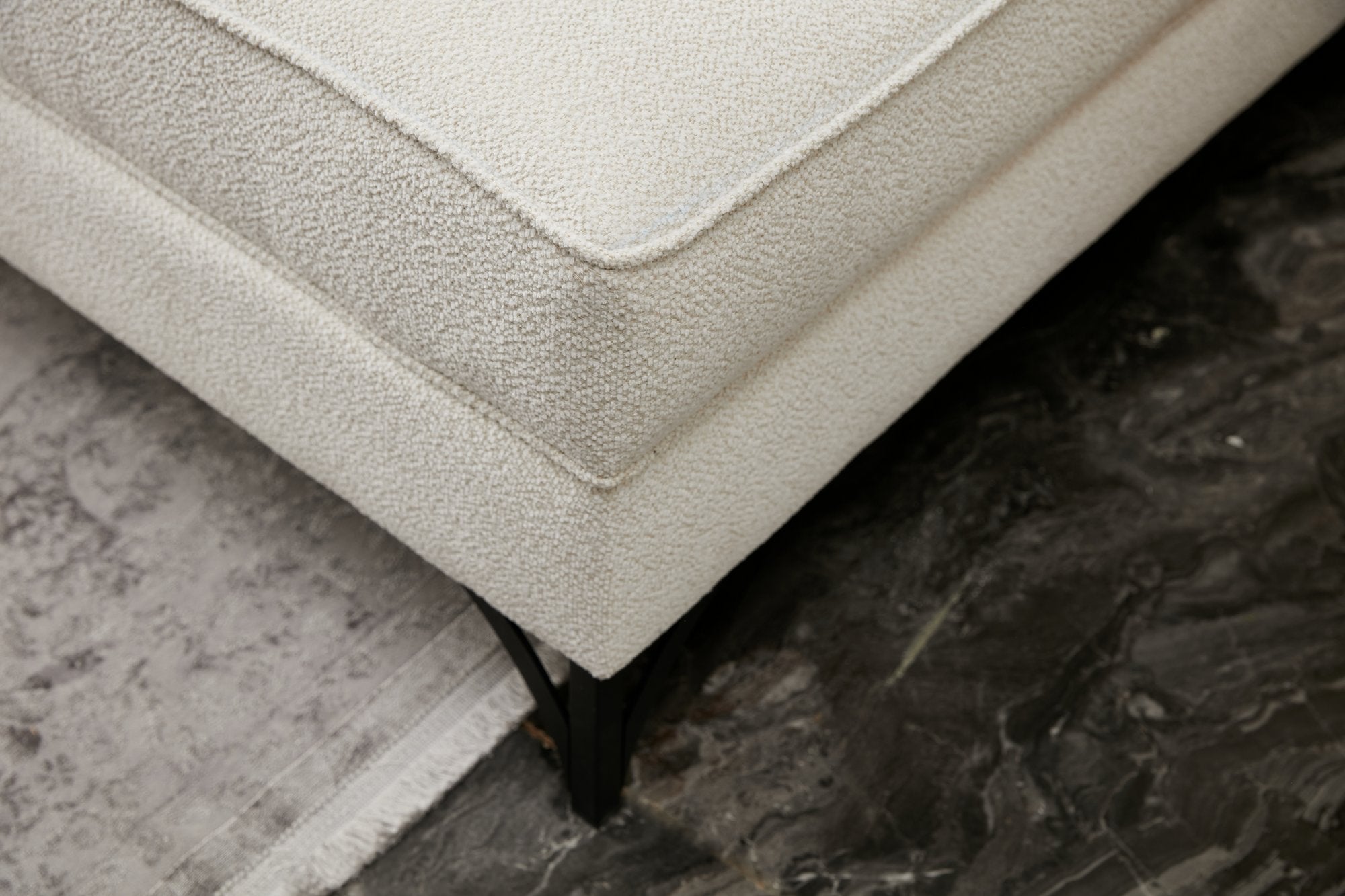 Sofá de canto elegante, creme e dourado, 258 cm | Estrutura de madeira de faia, 100% poliéster, fácil de limpar | Design moderno com pernas de metal, perfeito para espaços de convivência glamorosos