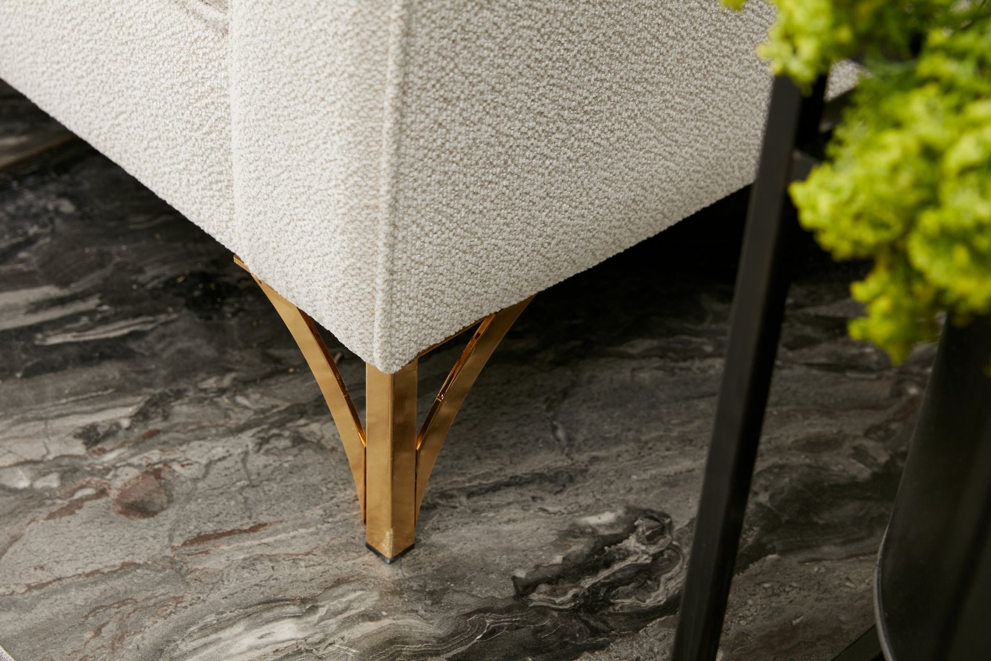 Sofá de canto elegante, creme e dourado, 258 cm | Estrutura de madeira de faia, 100% poliéster, fácil de limpar | Design moderno com pernas de metal, perfeito para espaços de convivência glamorosos