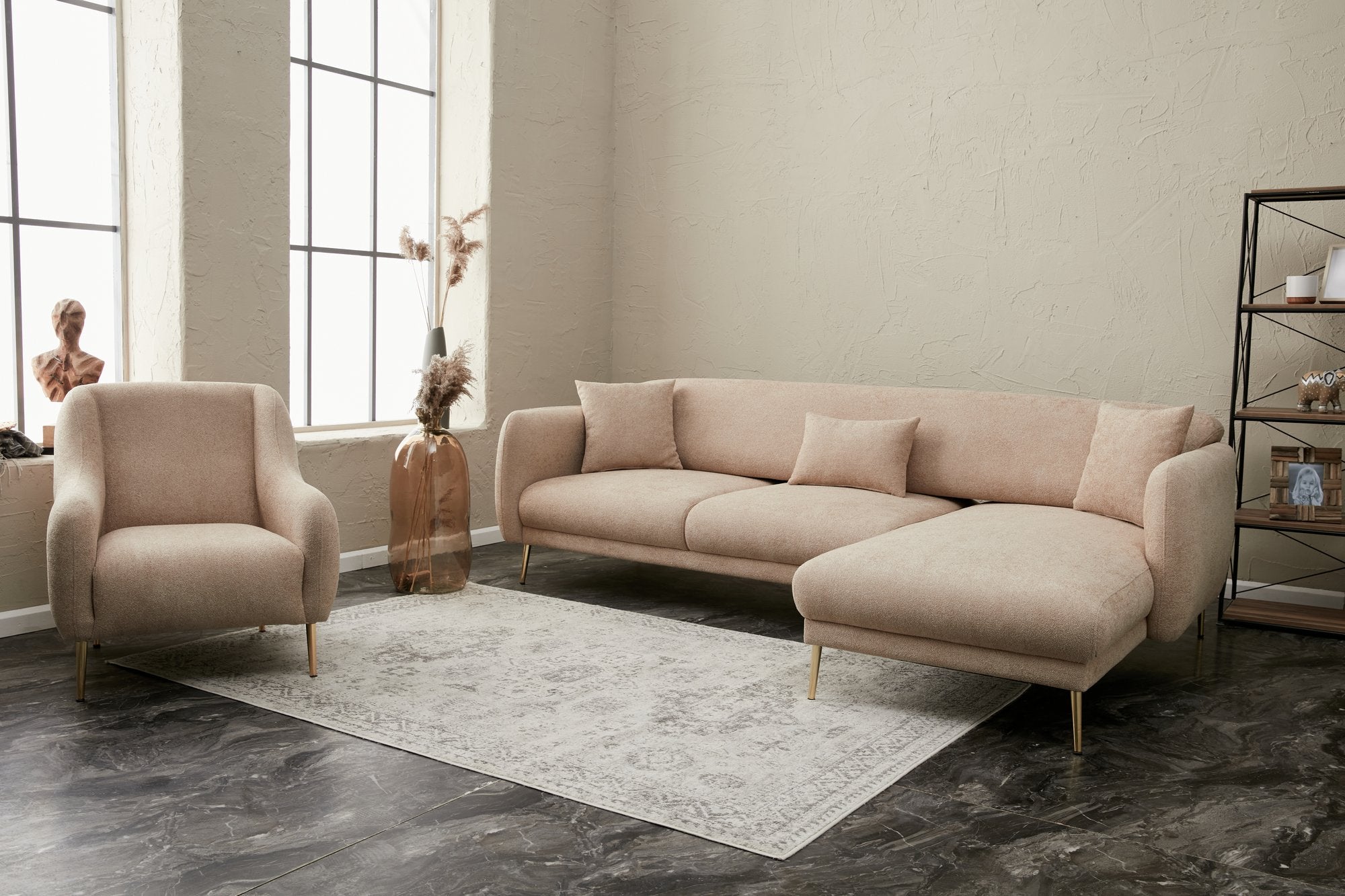 Sofá-cama de canto elegante, estrutura de madeira de faia, bege e dourado, 77x70x77 cm | 100% poliéster, pernas de metal, fácil de limpar, inclui 3 almofadas decorativas | Design moderno e glamouroso