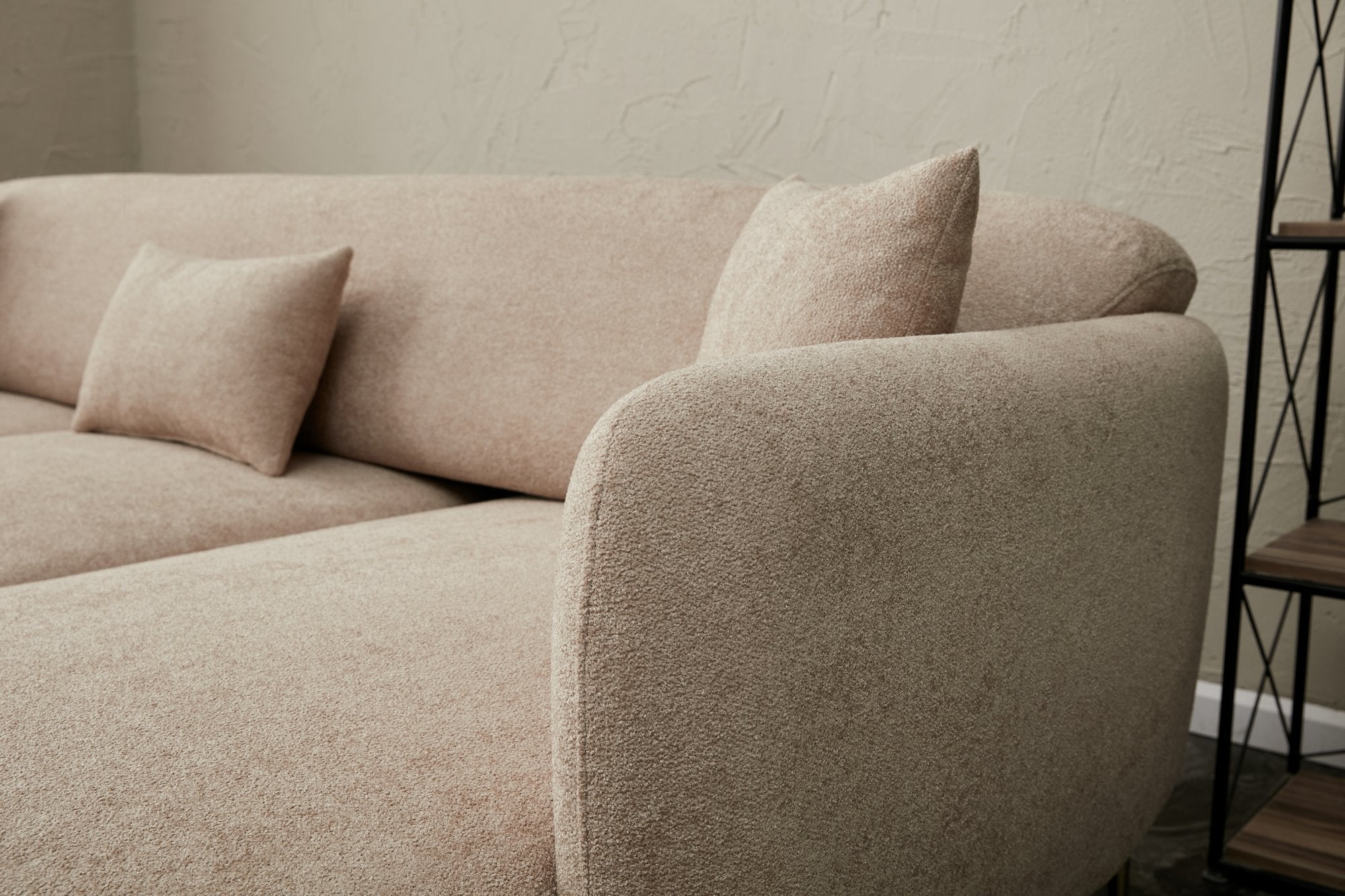 Sofá-cama de canto elegante, estrutura de madeira de faia, 266 x 133 cm, bege e dourado, 100% poliéster, fácil de limpar, design moderno e glamoroso, perfeito para salas de estar